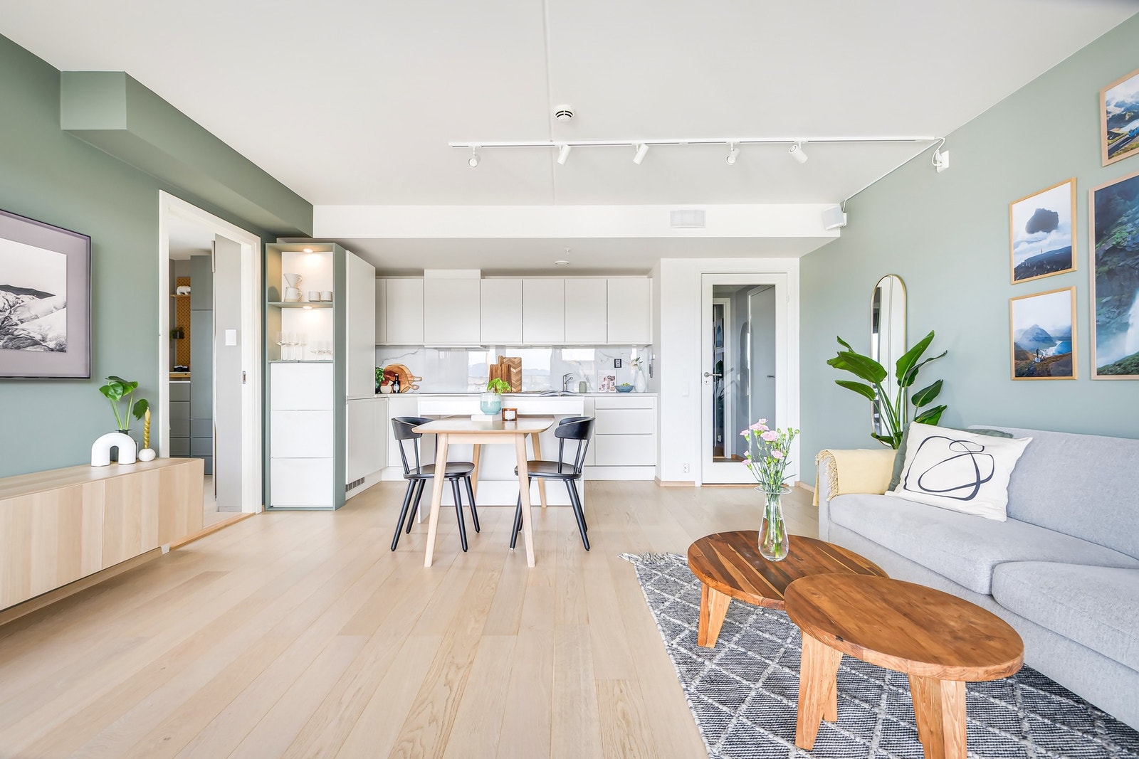 Lys og luftig stue med flotte fargevalg på vegger og lekker enstavs parkett. Galleribilde