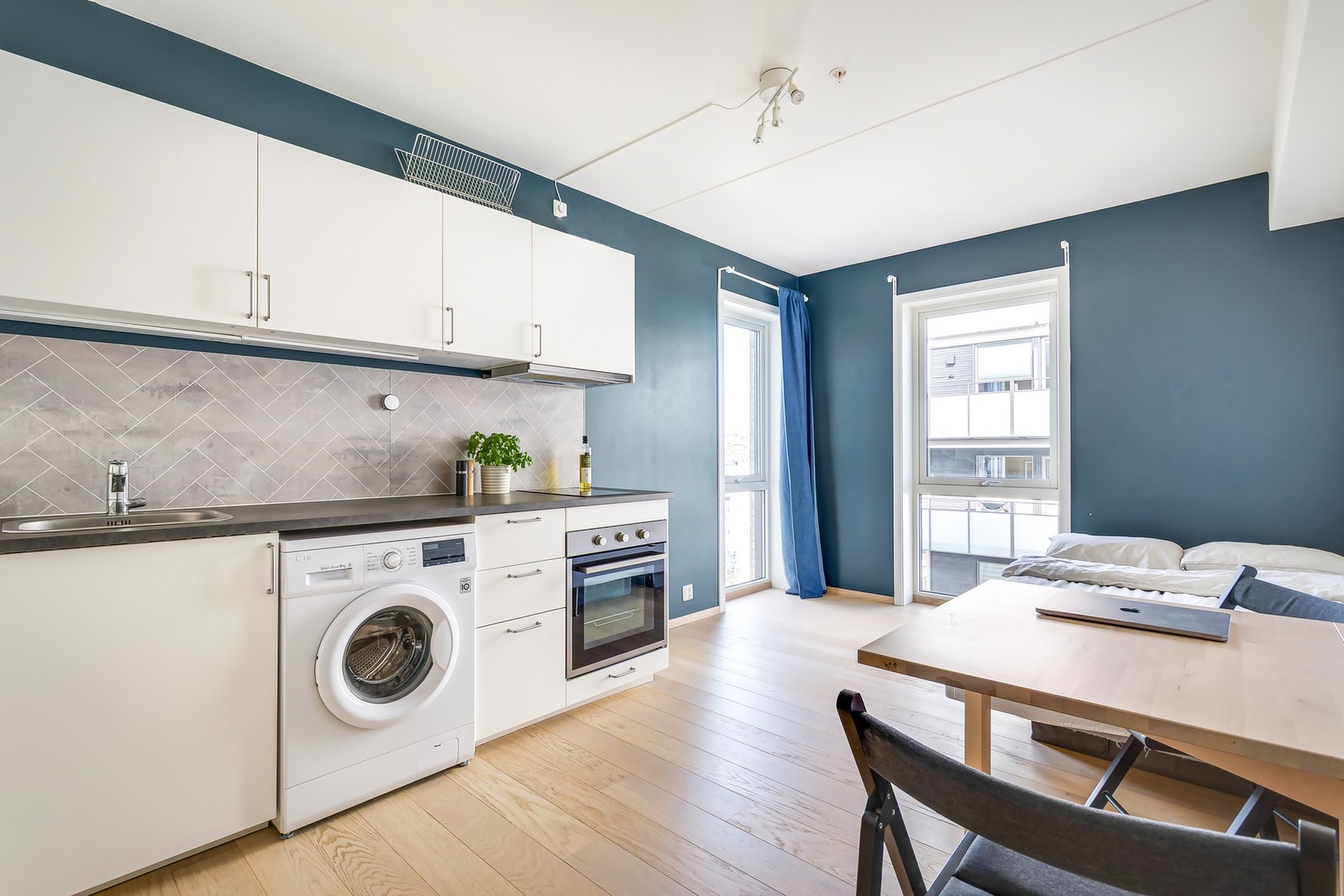 Romslig og moderne hybel med åpen kjøkkenløsning. Galleribilde