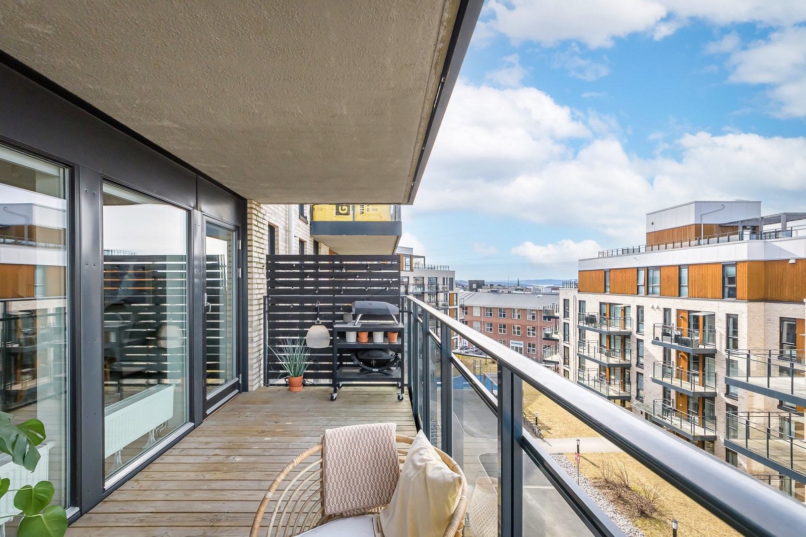 Fra stuen er det direkte utgang til den flotte balkongen. Galleribilde