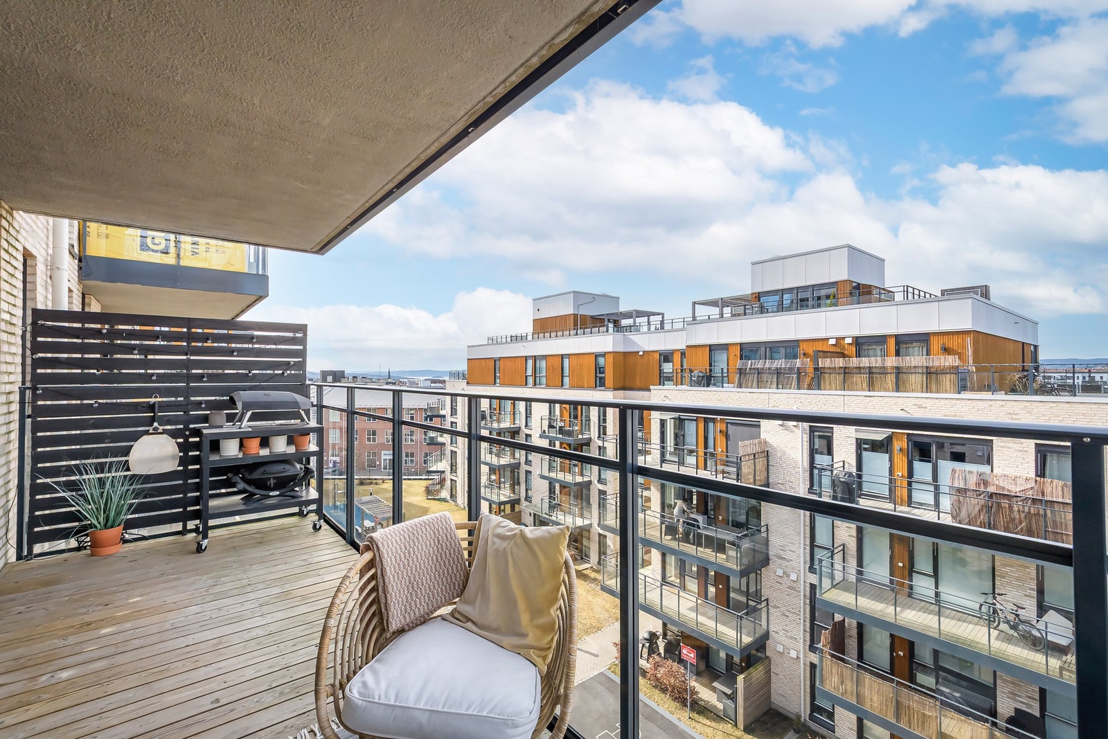 Balkongen er meget romslig med sine 13 kvm og gir plass til både utemøbler, grill og hyggelig selskap. Galleribilde