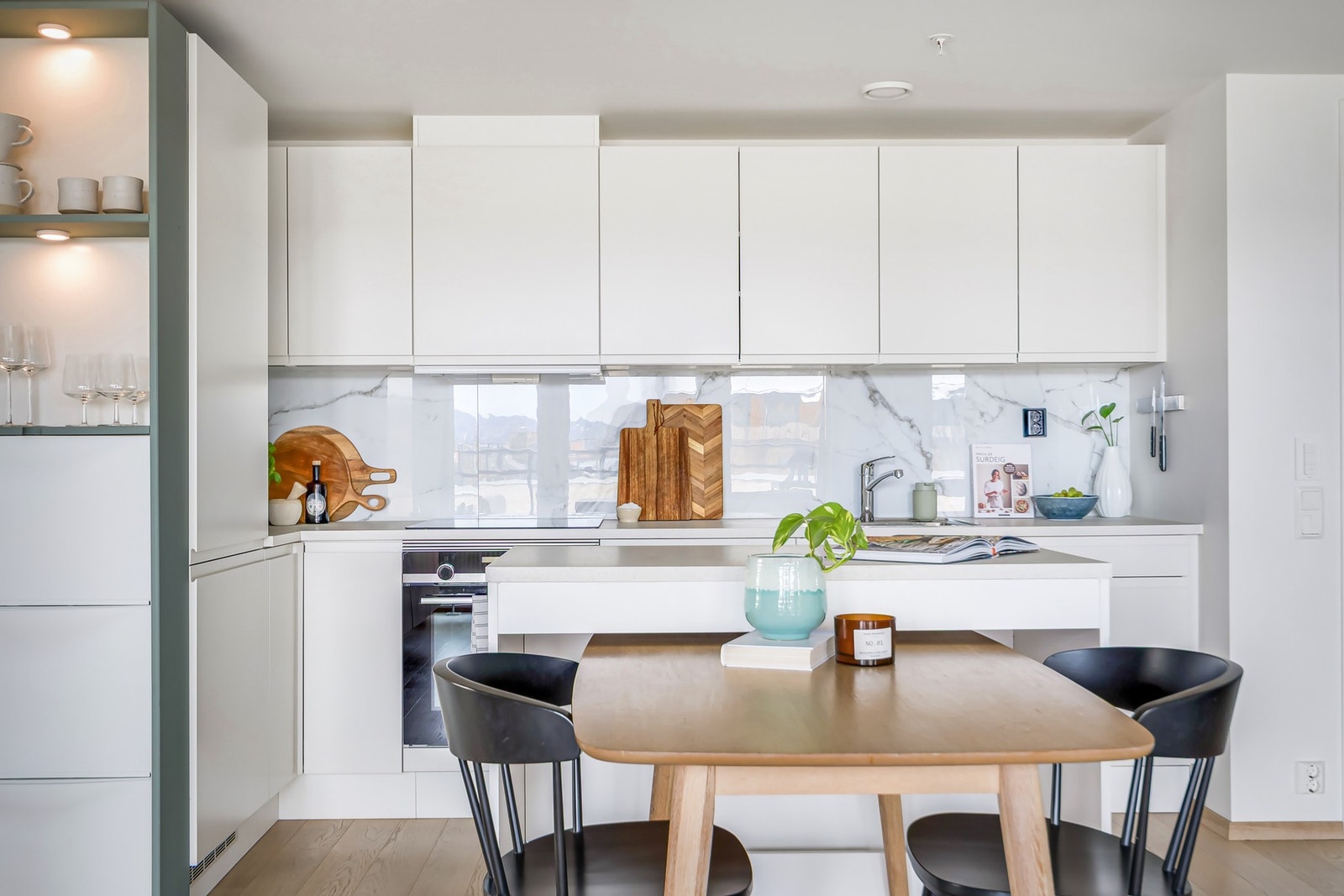 Her flyter stue og kjøkken naturlig sammen - en løsning som både maksimerer plass og skaper rom for samvær. Galleribilde