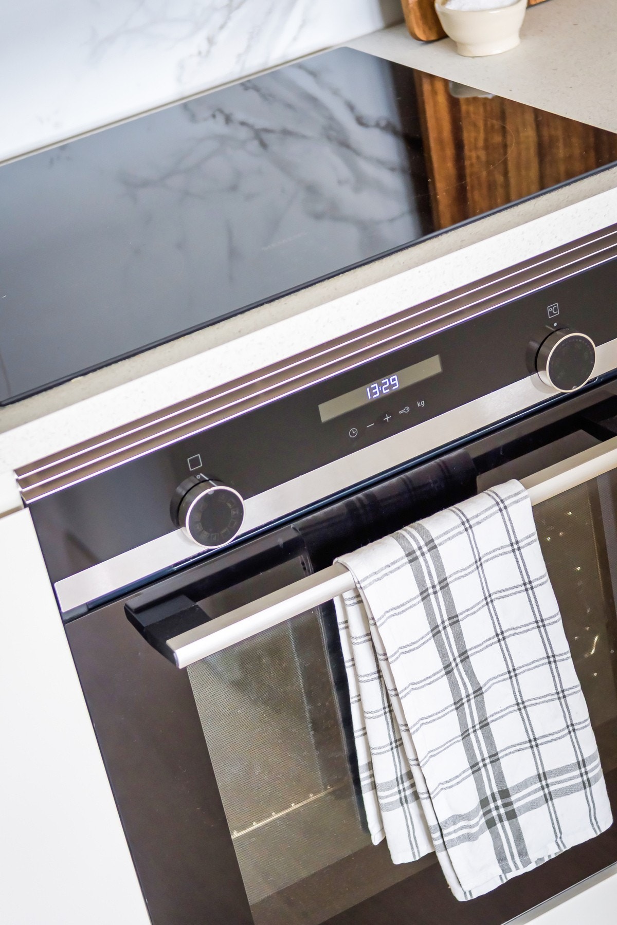 Kjøkkenet er utstyrt med integrerte hvitevarer. Galleribilde