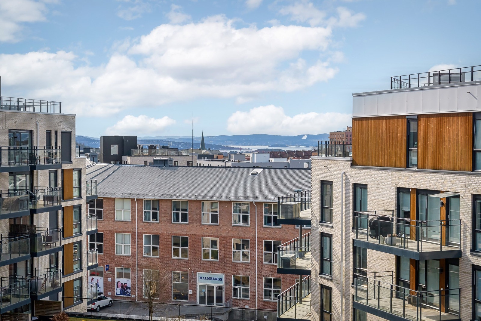 Perfekt ramme for både morgenkaffe og kveldssol. Galleribilde