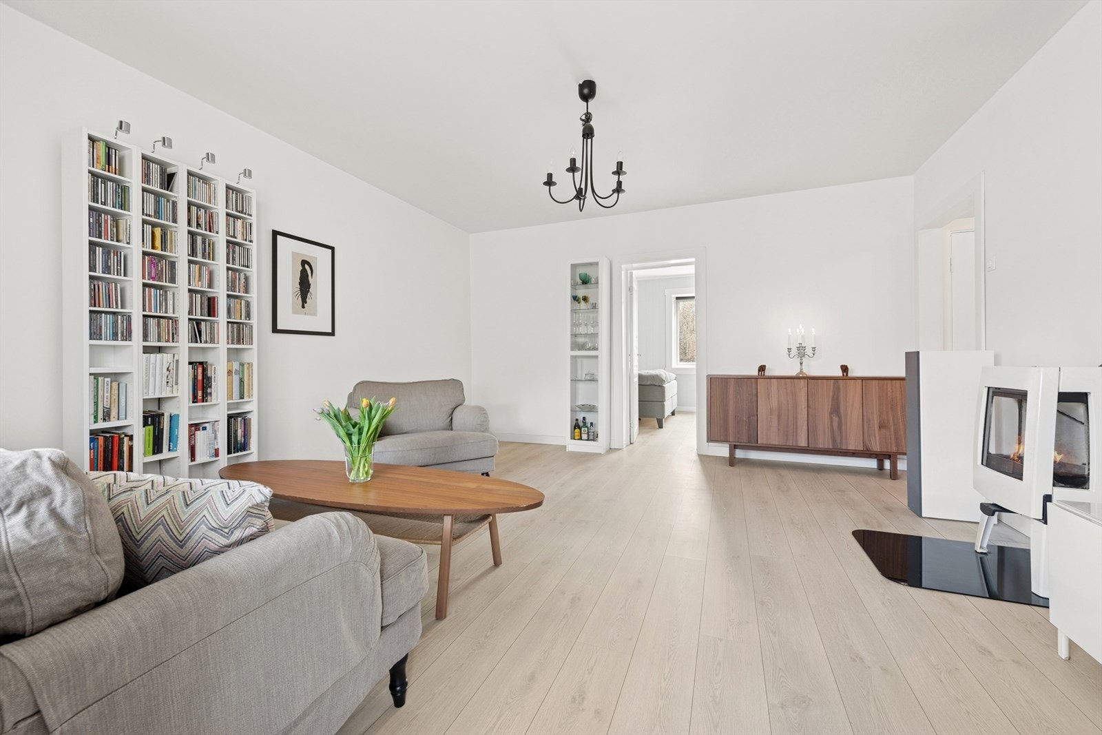 Rommet gir gode møbleringsmuligheter og har plass til både sofagruppe, TV-seksjon og øvrig ønsket møblement. Galleribilde