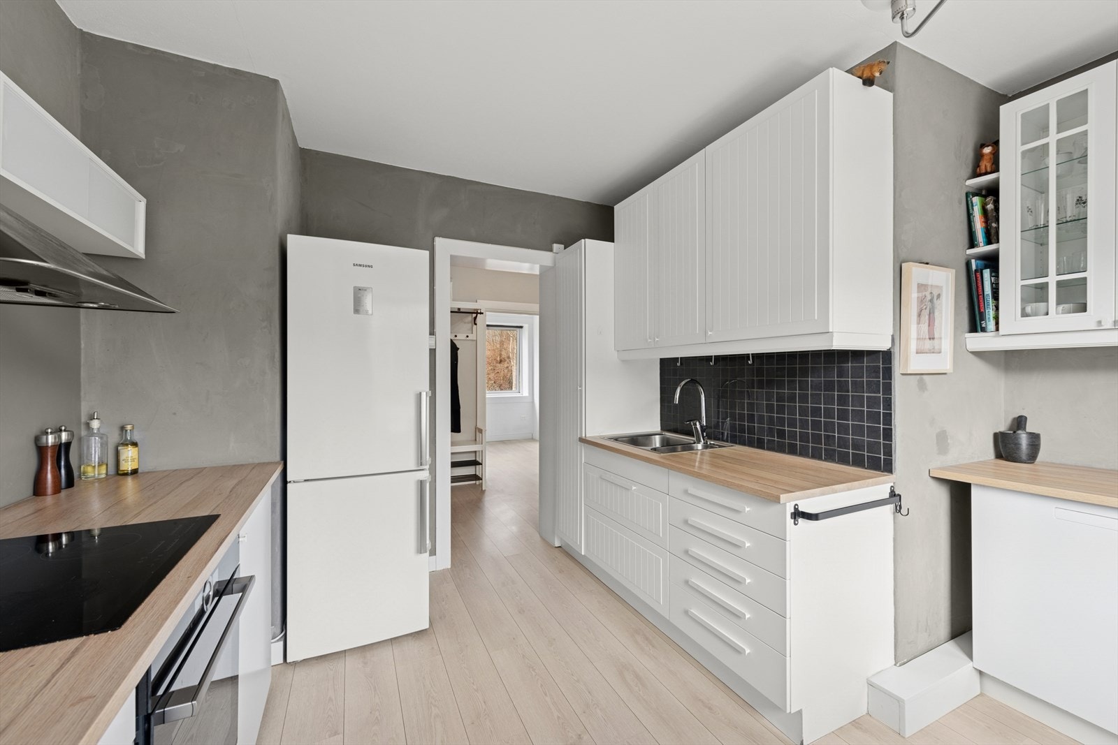 Stekeovn og platetopp fra 2018 er integrert i innredningen, mens oppvaskmaskin er frittstående. Galleribilde