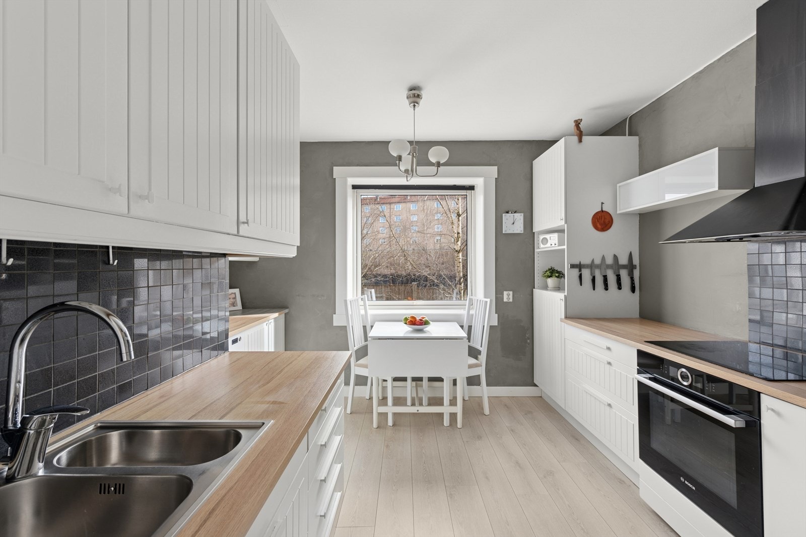 Flott kjøkken fra 2008 med glatte og profilerte hvite fronter. Galleribilde