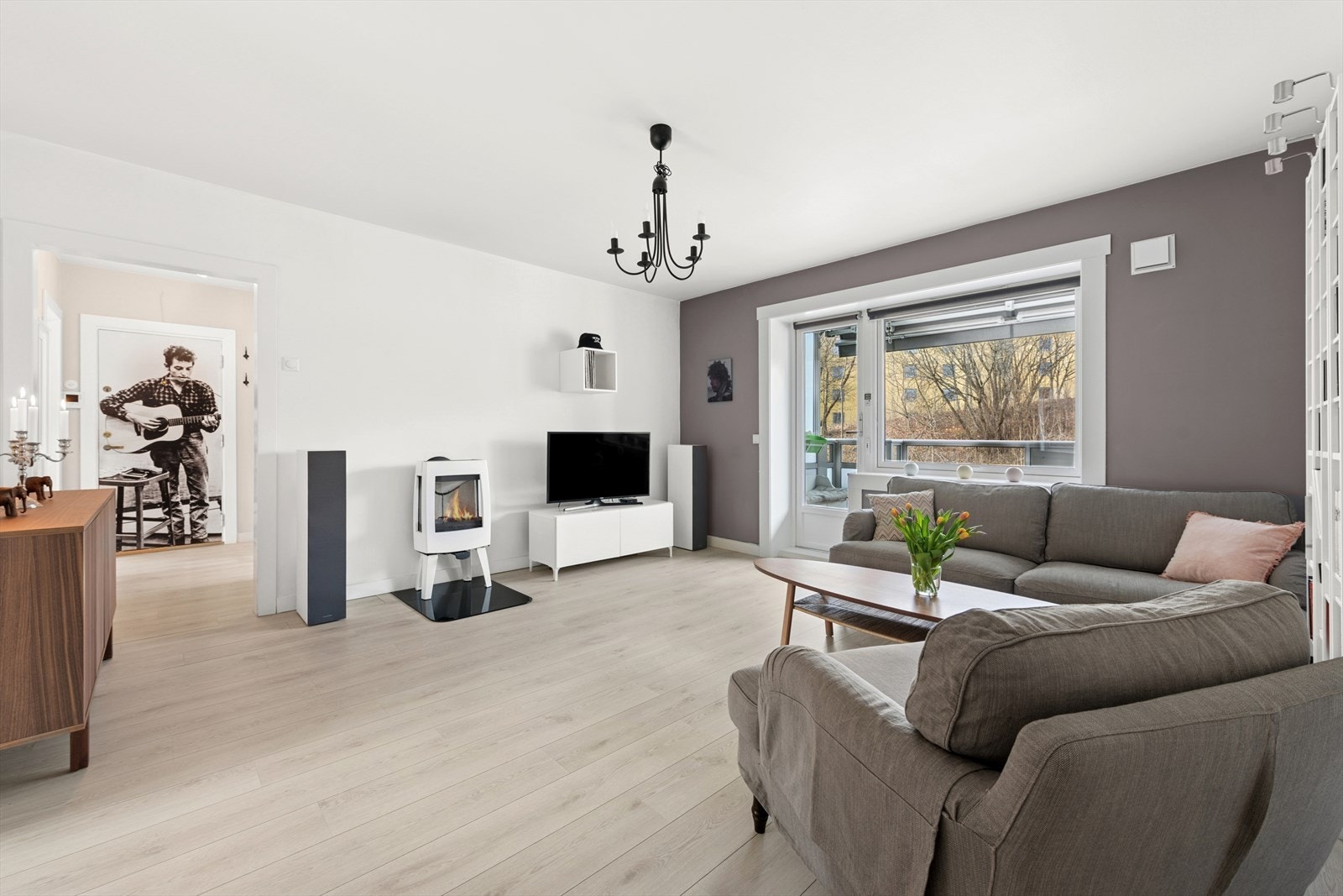 Dette er en pen og arealeffektiv 3-roms andelsleilighet i 2. etasje på Kalbakken. Galleribilde