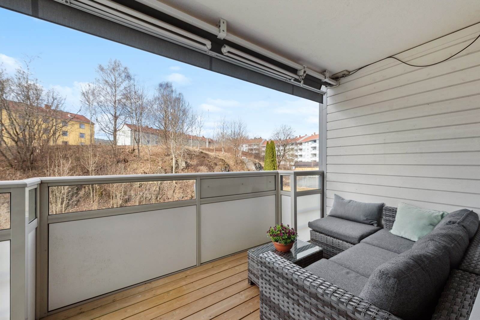 Her kan du nyte ettermiddags- og kveldssolen, mens den elektriske markisen gir deg muligheten til skygge på varme dager. Galleribilde