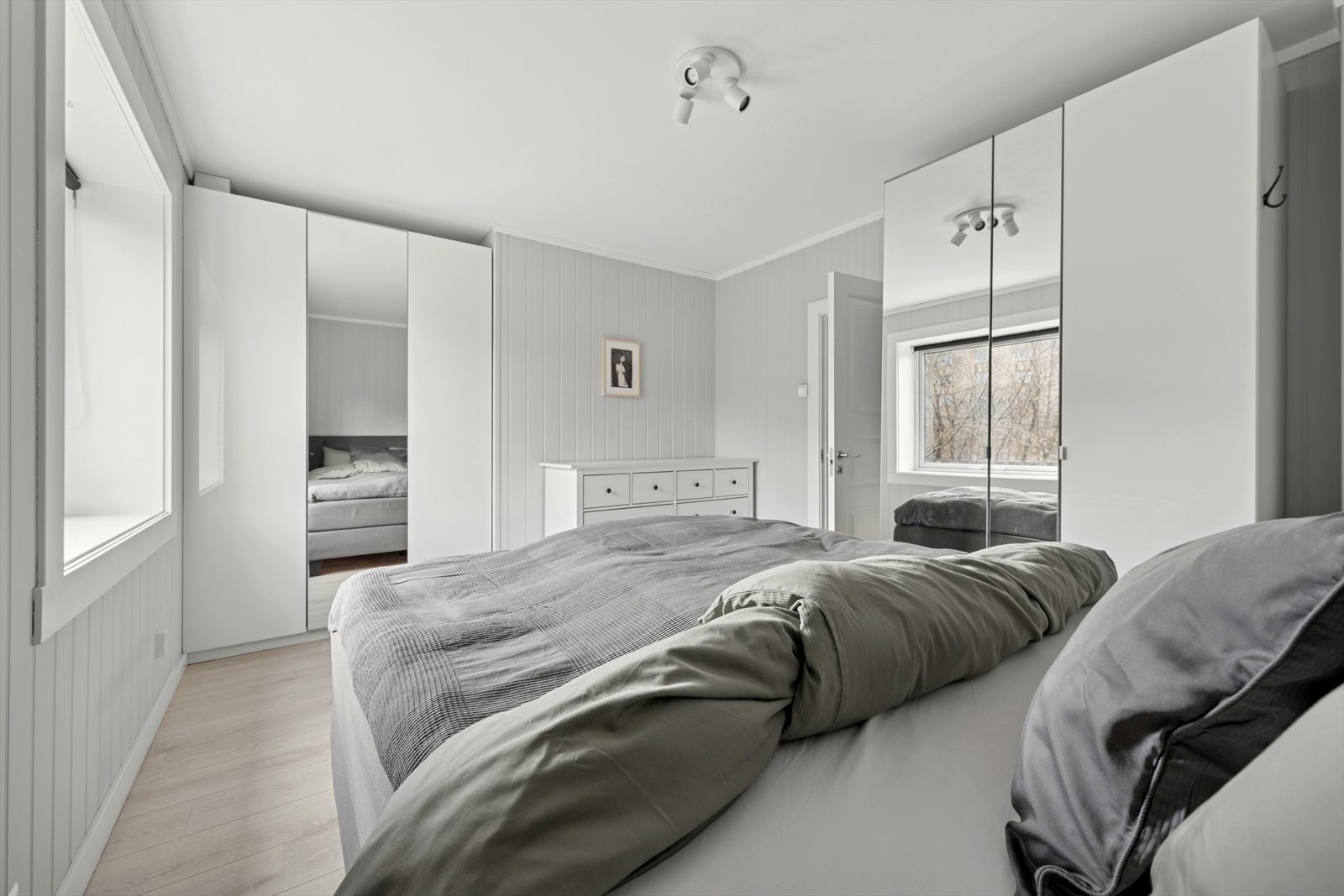 Hovedsoverommet har to garderobeskap som byr på god oppbevaringsplass. Galleribilde