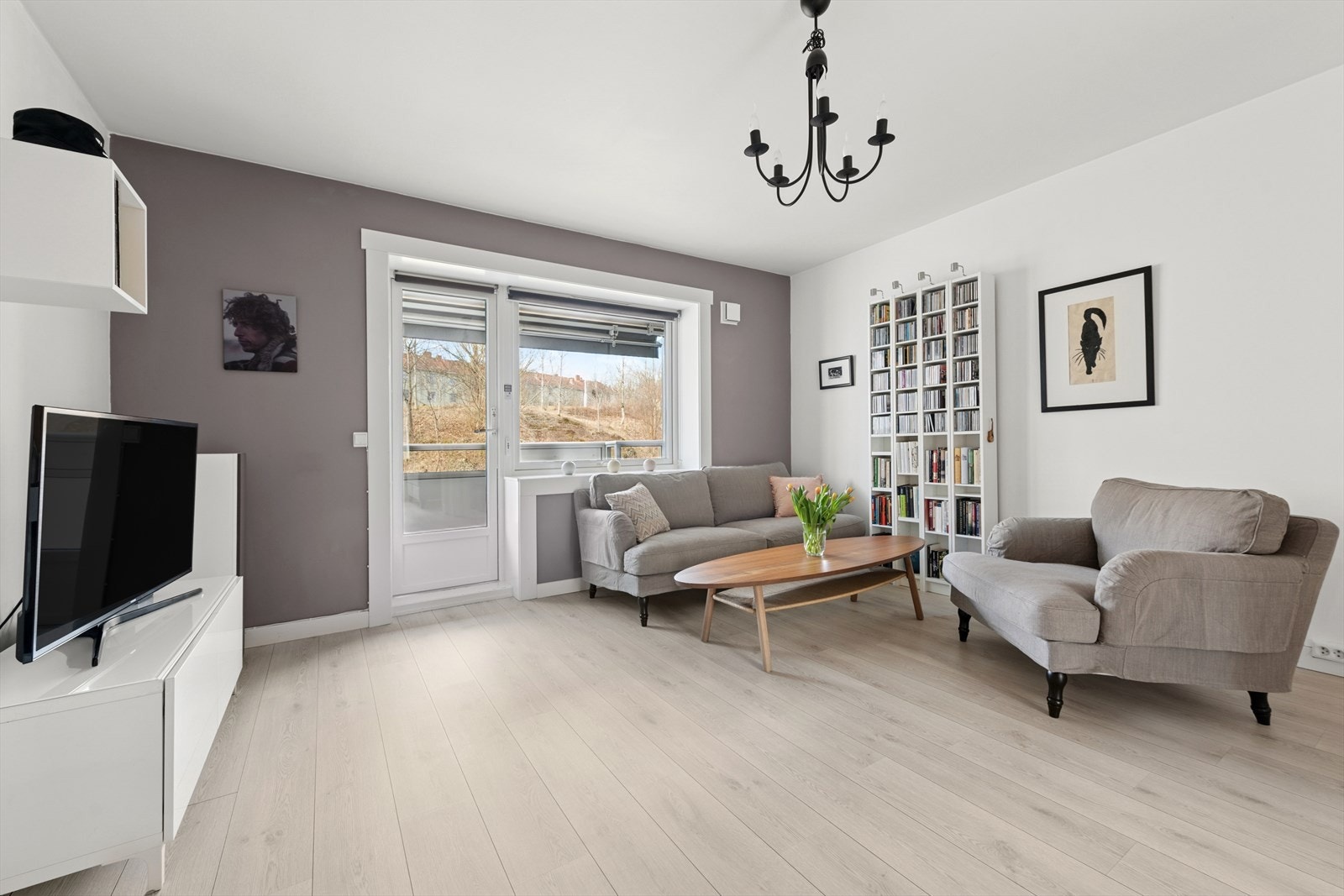 Den innbydende stuen har en åpen og luftig planløsning med store vindusflater som slipper inn rikelig med naturlig lys. Galleribilde