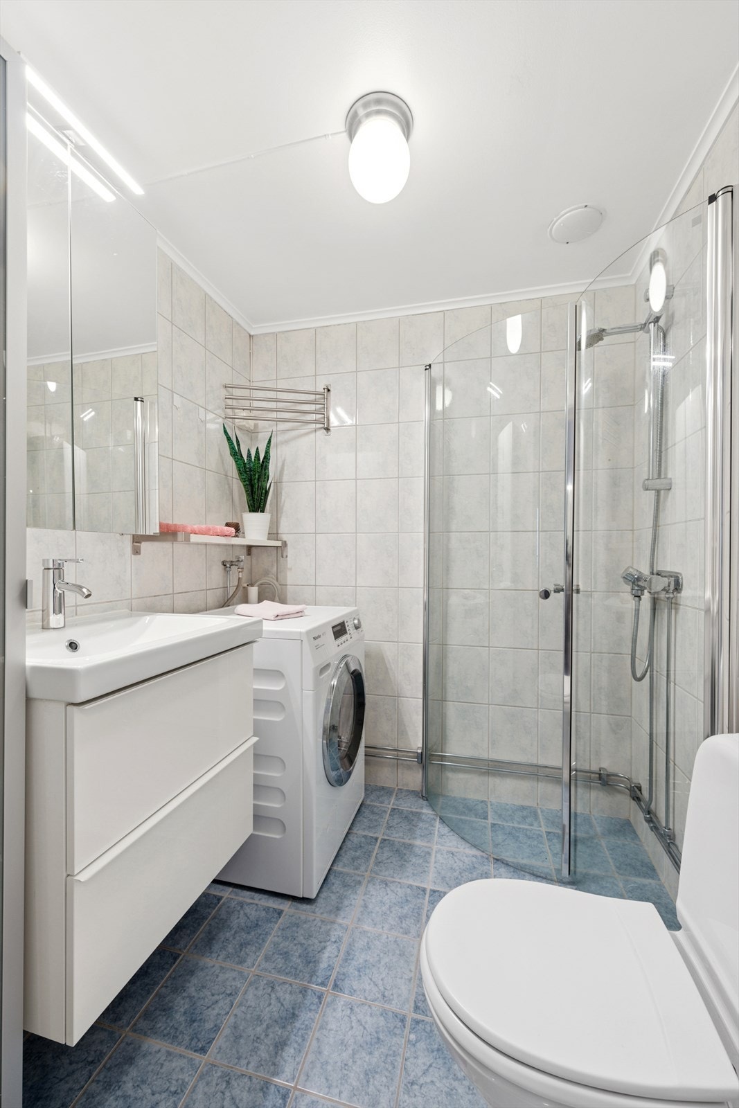 Elektriske varmekabler sørger for ekstra komfort, mens det mekaniske avtrekket sikrer god ventilasjon. Galleribilde