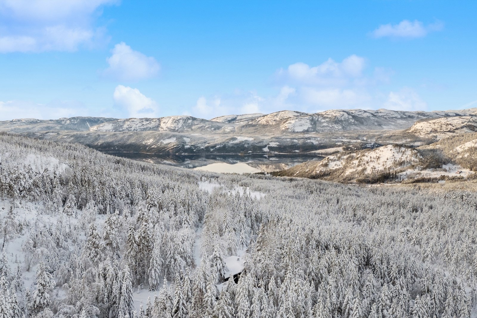 Kort vei unna ligger flotte Nisser med flere steder hvor man kan ta seg en dukkert. Galleribilde
