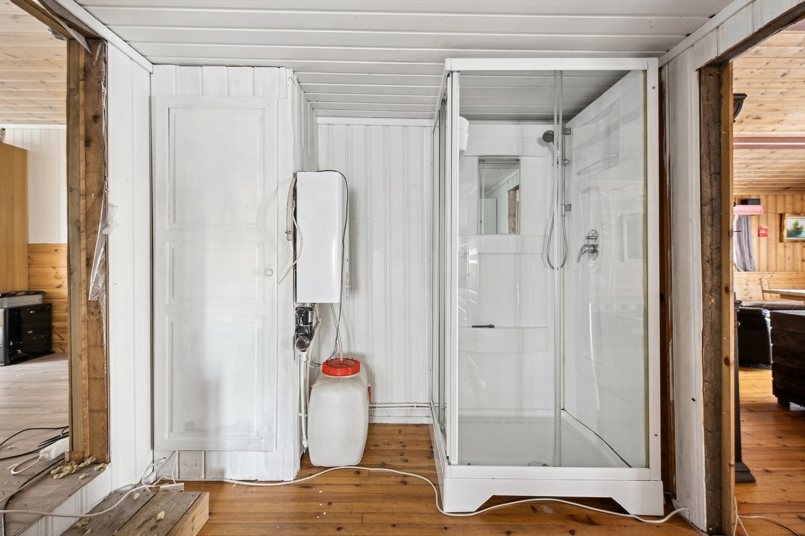 Gang med dusjkabinett- her kan du følge med på maten mens du tar deg en dusj. Galleribilde