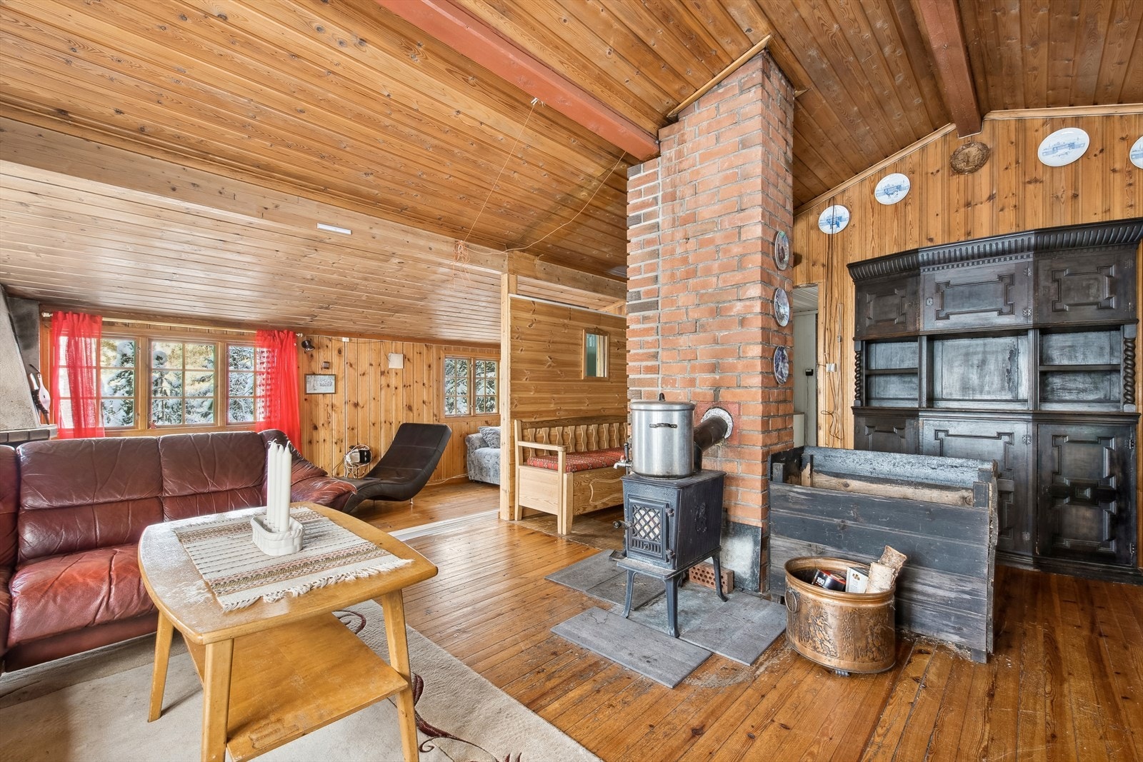 Stue/spisestue- deilig peisovn med platetopp til å koke vann. Galleribilde