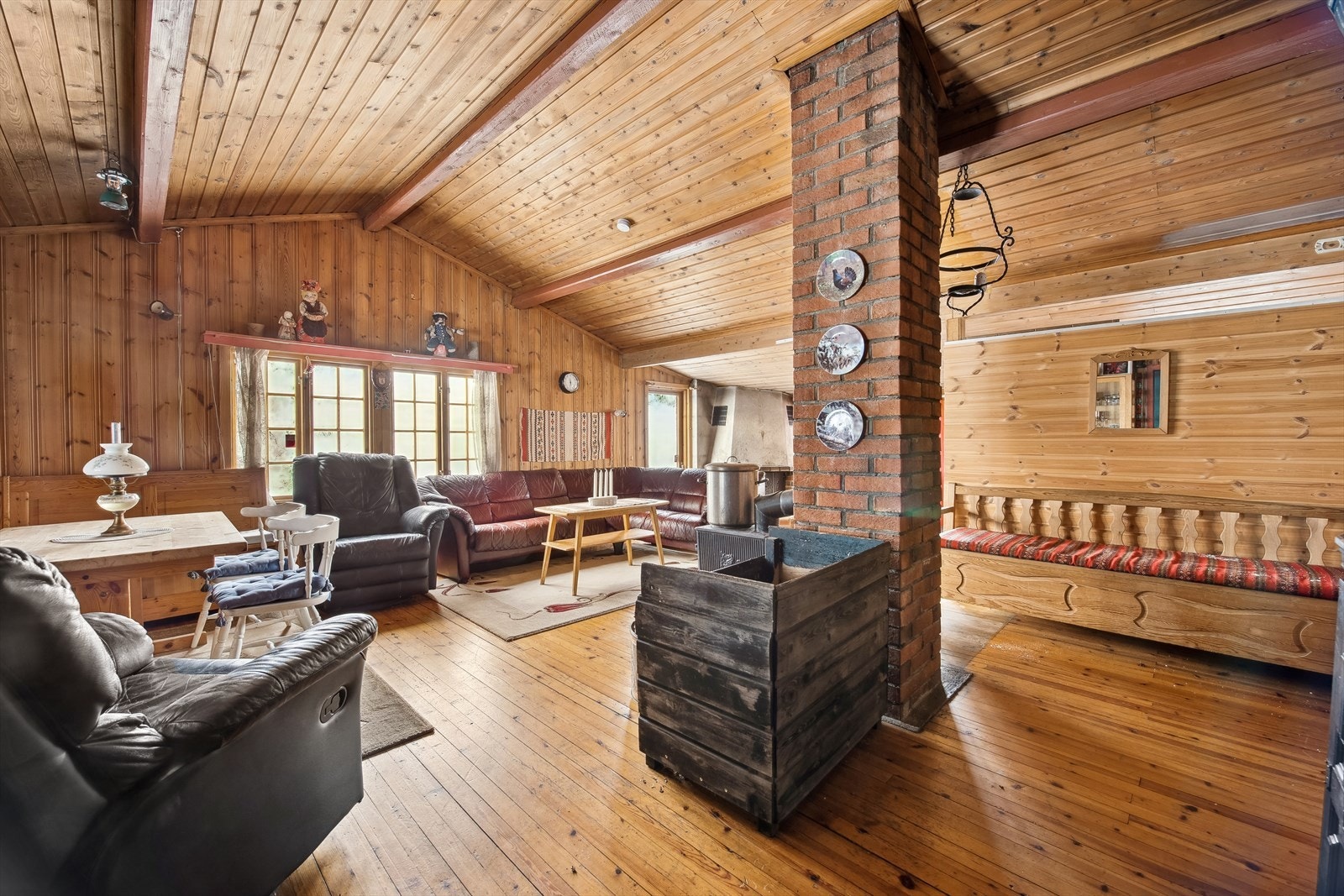 Romslig stue og spisestue. Galleribilde