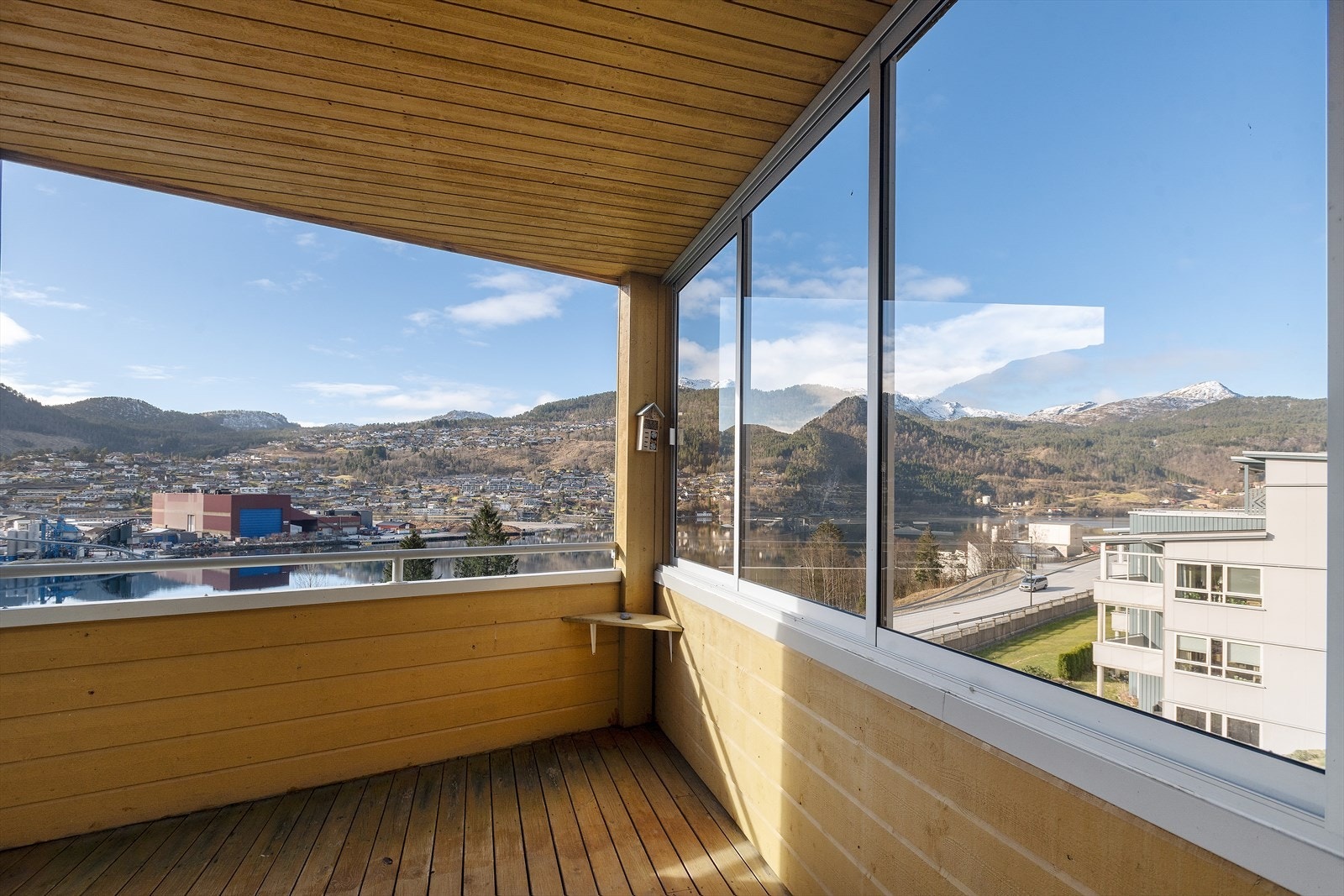 Verandaen er på 9 kvm og er delvis innglasset. Svært gode solforhold... Galleribilde