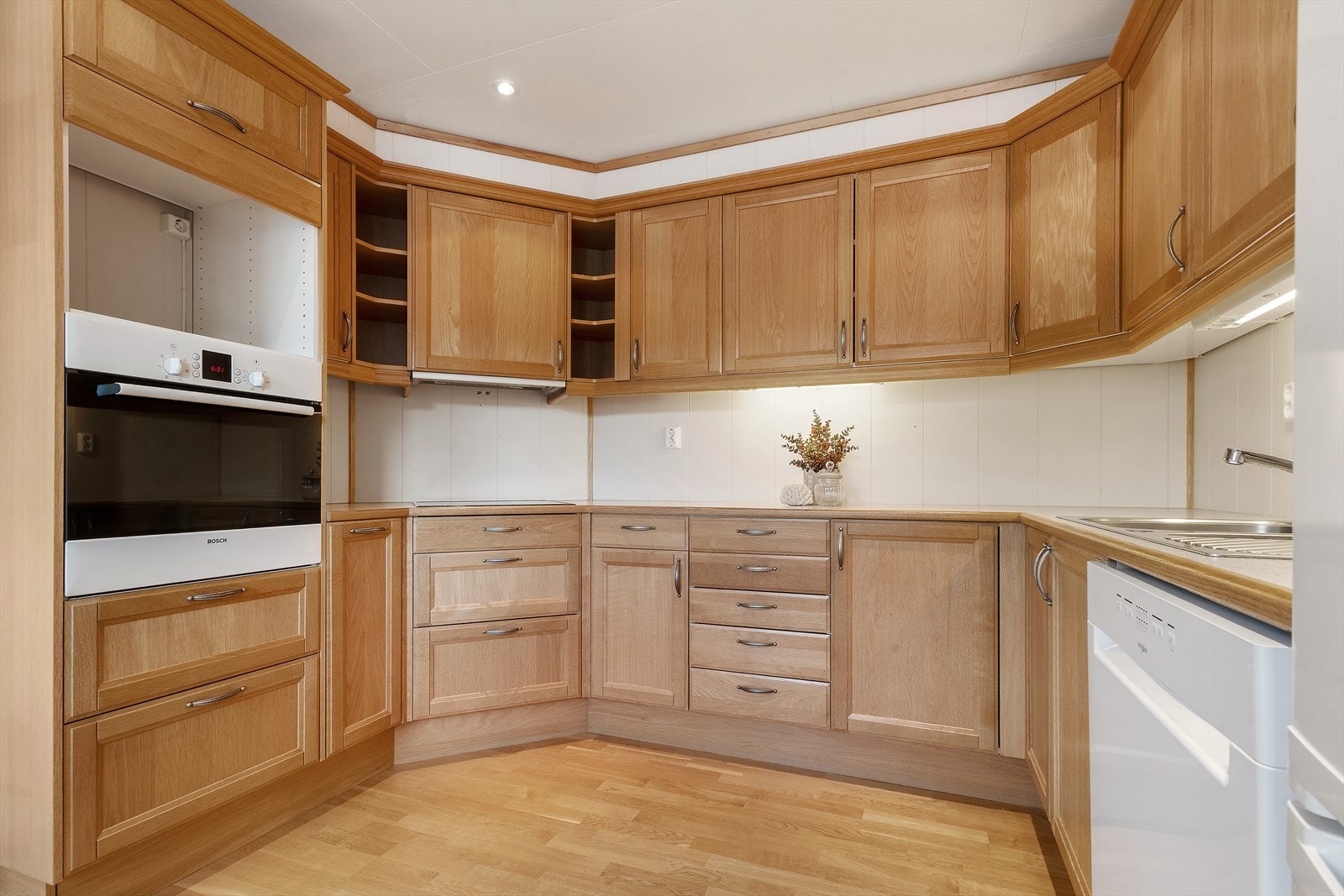 Romslig kjøkken med innholdsrik innredning Galleribilde