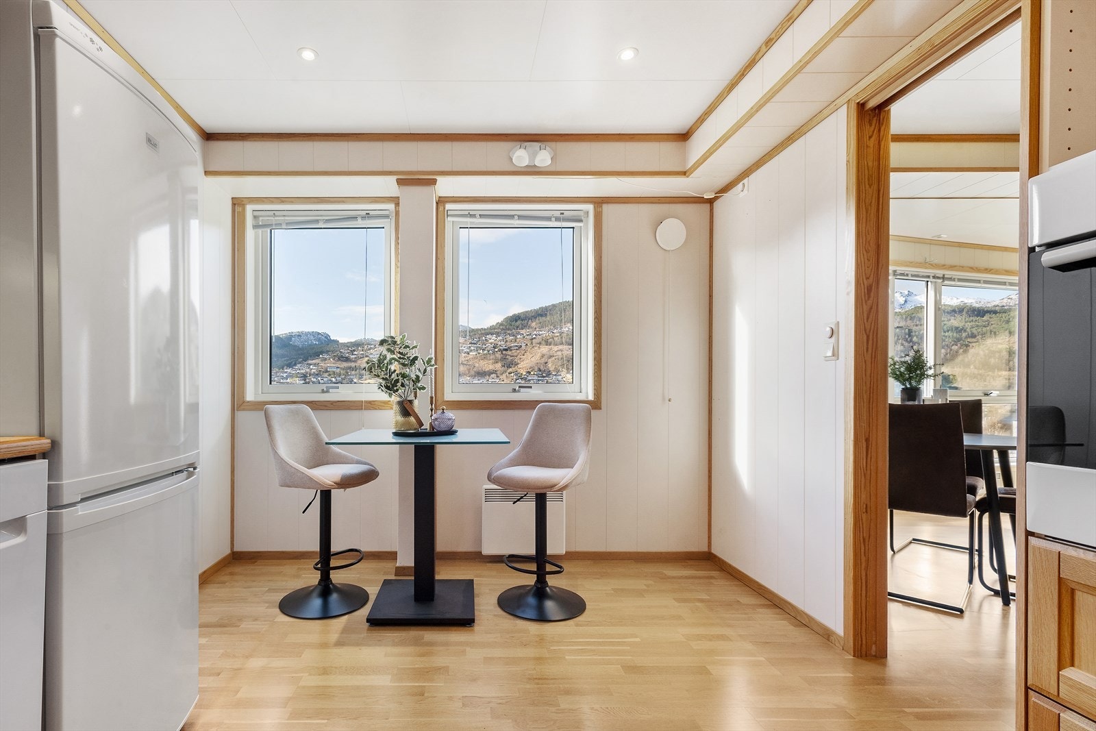 Plass til spisebord på kjøkkenet. Det er også god plass til spisebord i stuen. Galleribilde