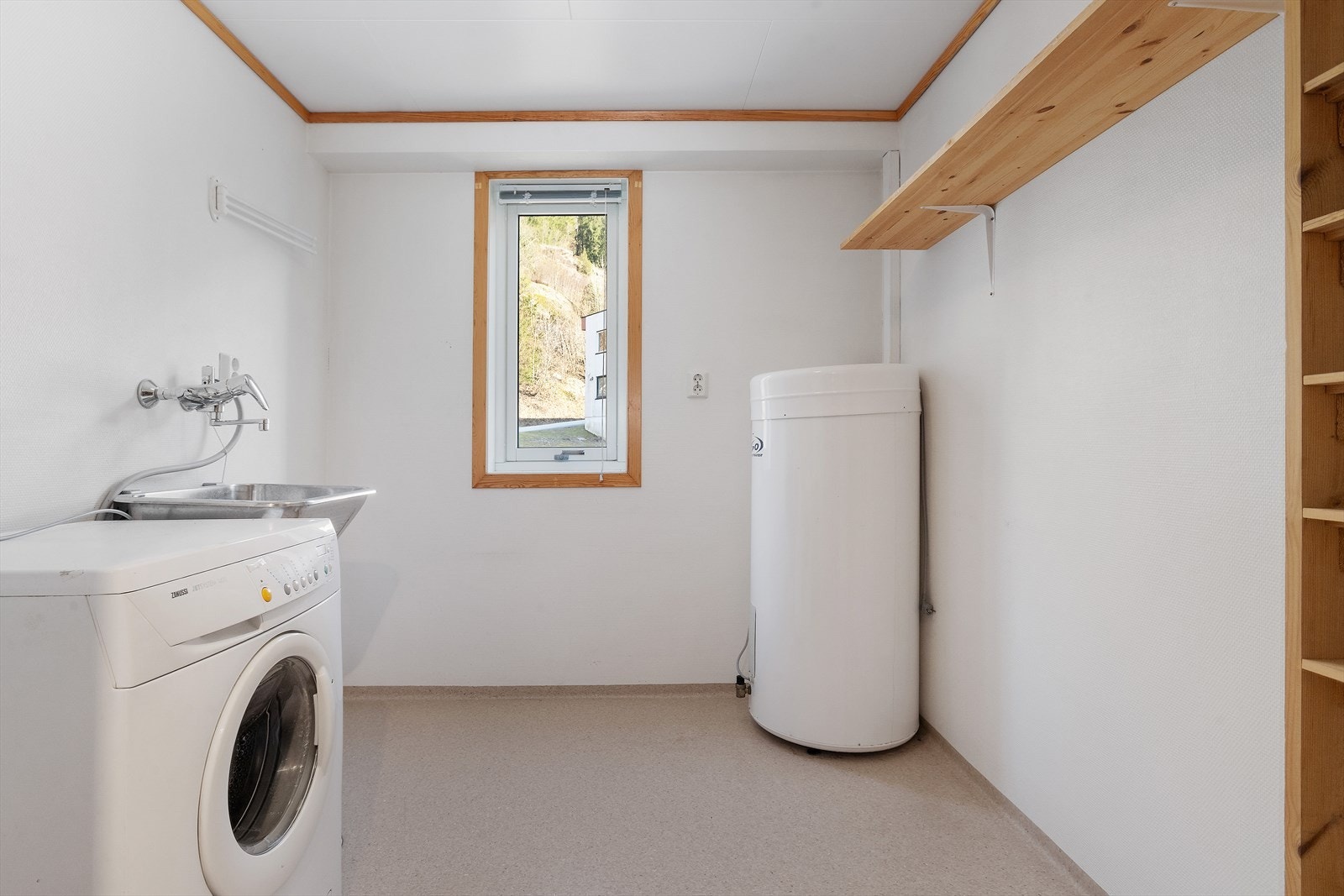 Separat vaskerom med opplegg for vaskemaskin, utslagsvask og varmtvannsbereder. Galleribilde