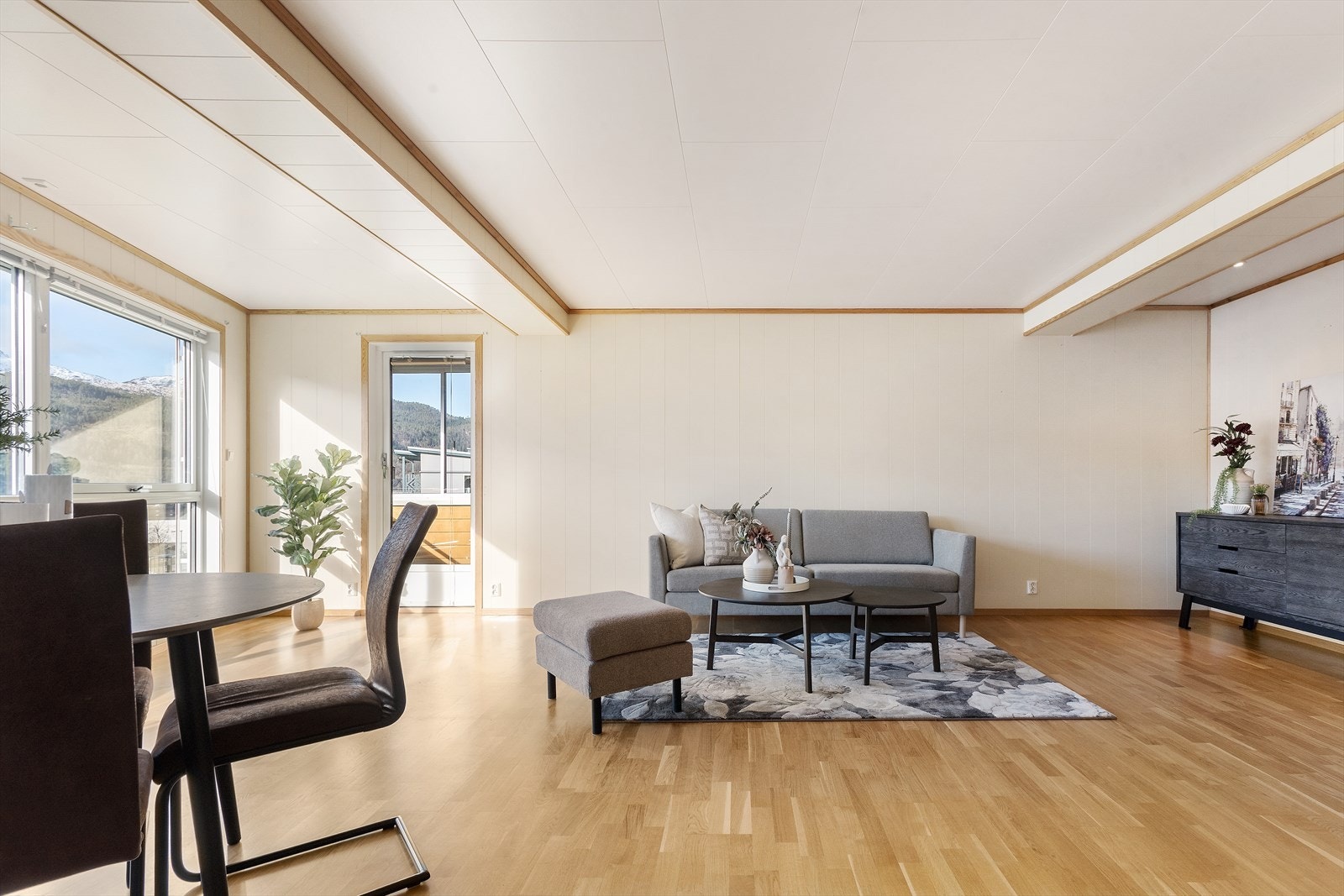 Fra stuen er det utgang til veranda Galleribilde