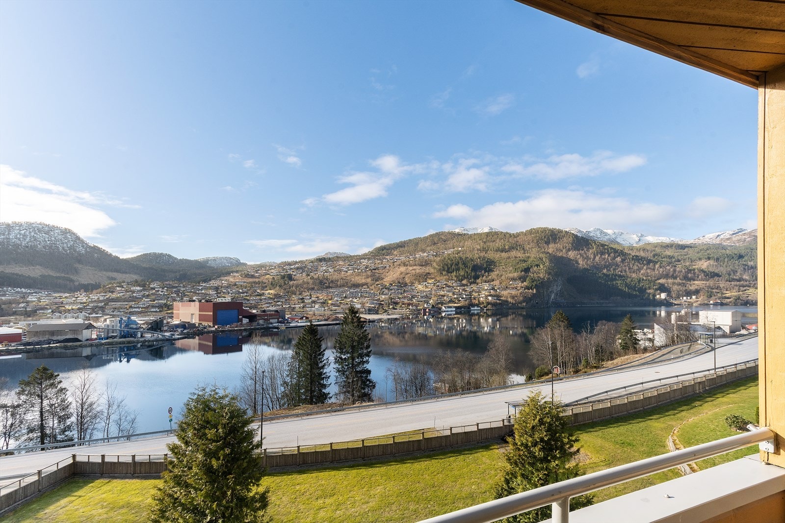 Sørvendt veranda på 9 kvm med flott utsikt over indre del av Førdefjorden. Galleribilde