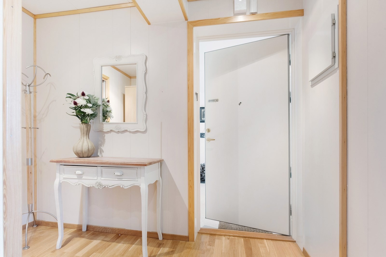 Entre/gang med garderobe. Galleribilde