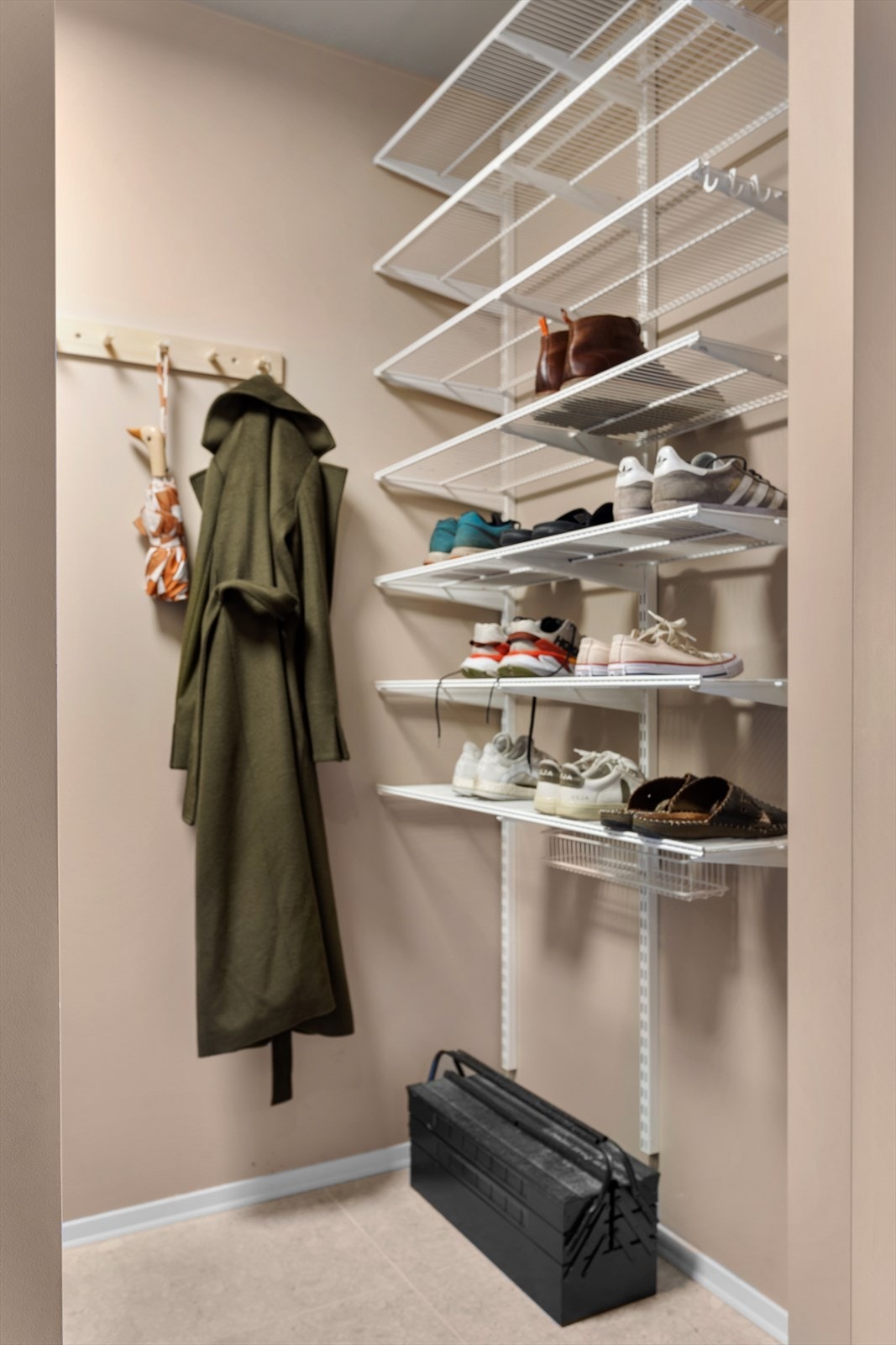 Her er det god plass til yttertøy, sko, etc. Galleribilde