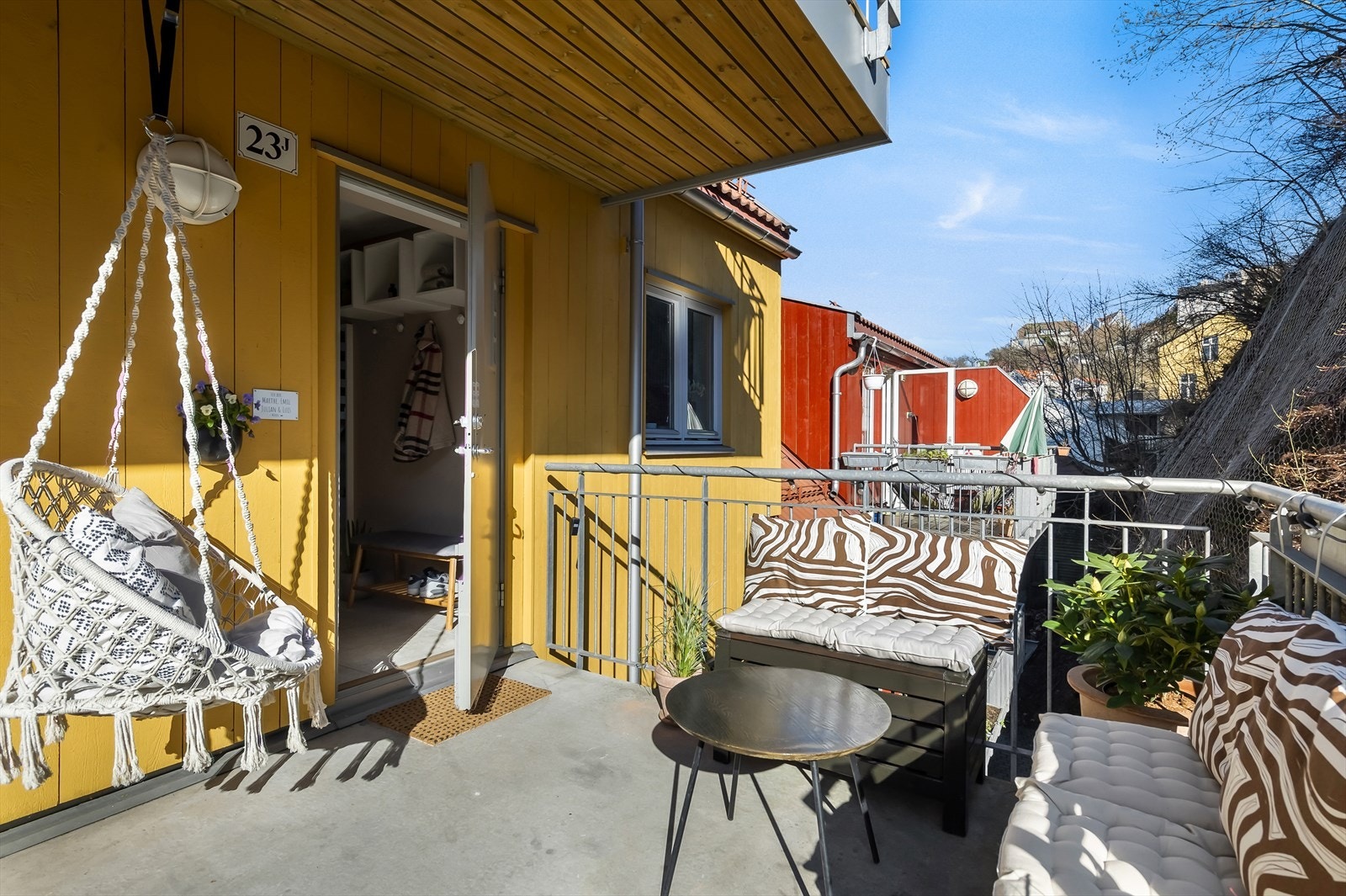 Uteplassen foran inngangen har sol fra morgen til ettermiddag. Ta med frokosten eller middagen ut i solen! Galleribilde