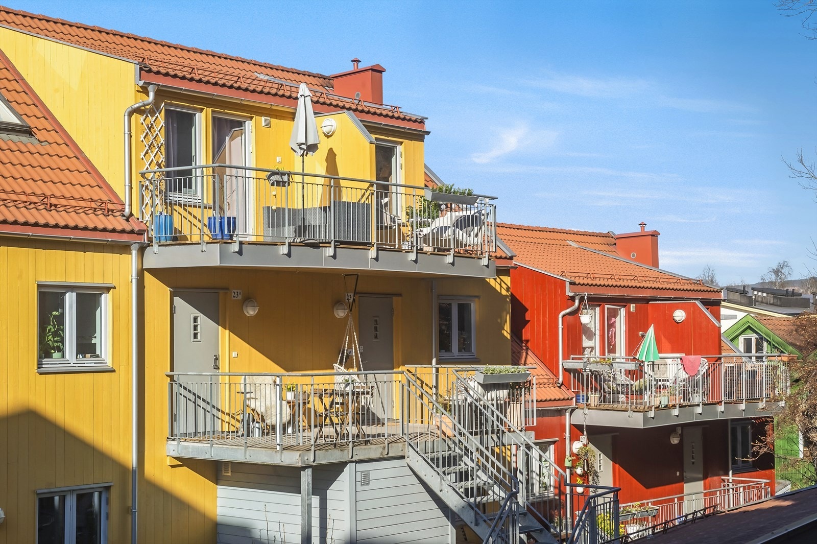 Spennende rekkehusleilighet som går over de to øverste etasjene i bygget og har 3 balkonger/uteplasser samt en fransk balkong. Galleribilde