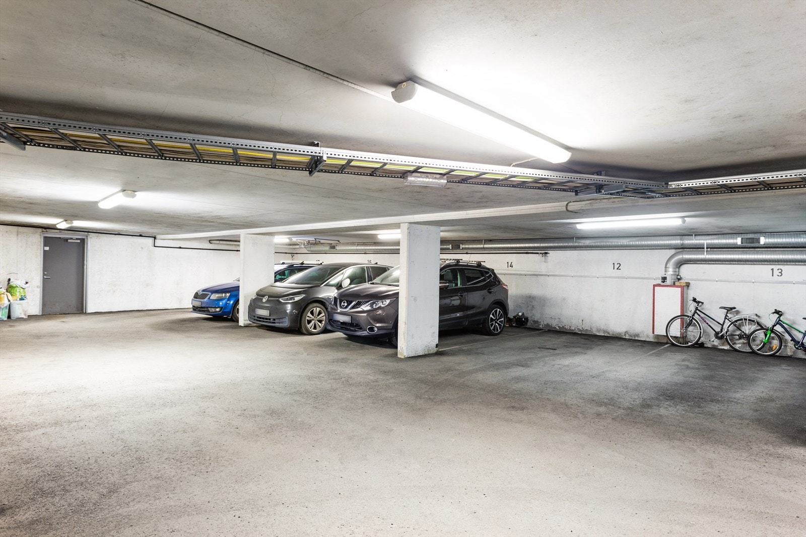 Garasjeplass med lader i underjordisk anlegg. Plassen som tilhører leiigheten er den der det er parkert en golf. Galleribilde