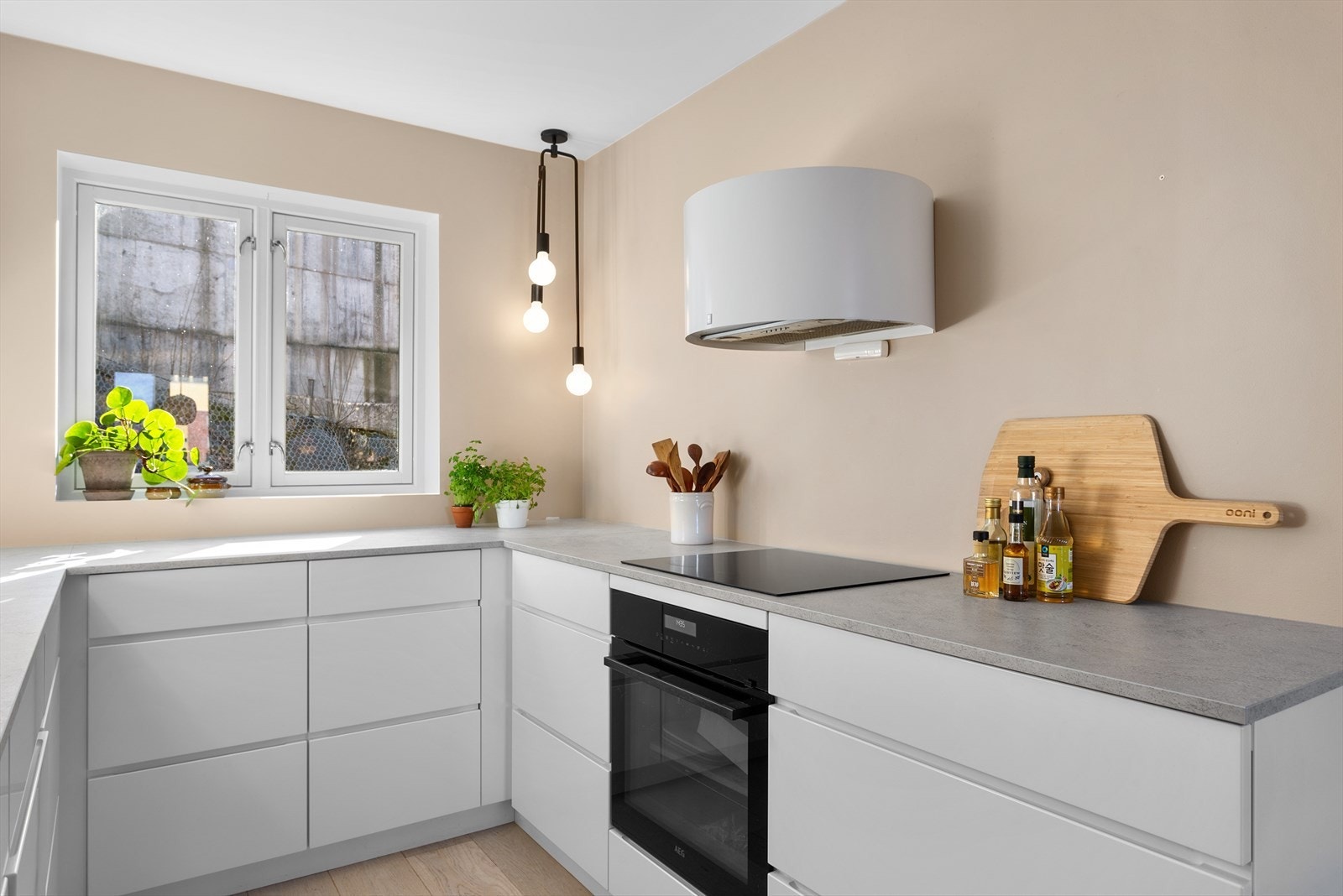 Kjøkkenet er fullt utstyrt med hvitevarer: integrert i innredningen er induksjonstopp, stekeovn, oppvaskmaskin, kjøle- og fryseskap. Galleribilde