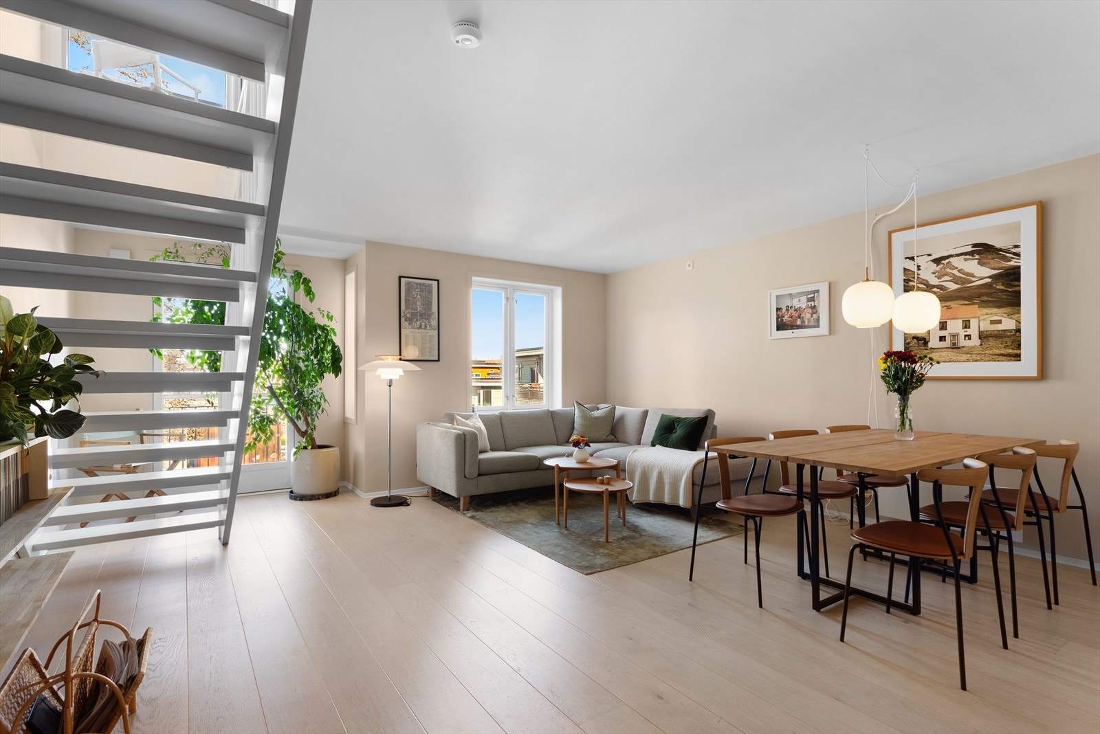 Det er forholdsvis åpent utsyn fra stuevinduet og den franske balkongen. Galleribilde