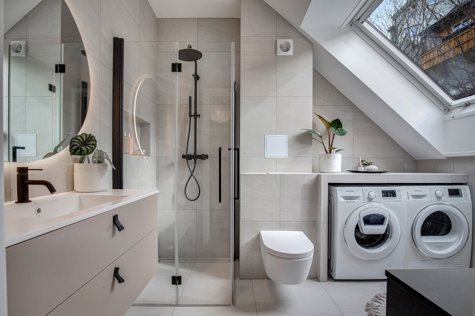 Luksuriøst bad fra 2020 med stilren innredning, overlysvindu og god plass for vaskemaskin og tørketrommel. Galleribilde