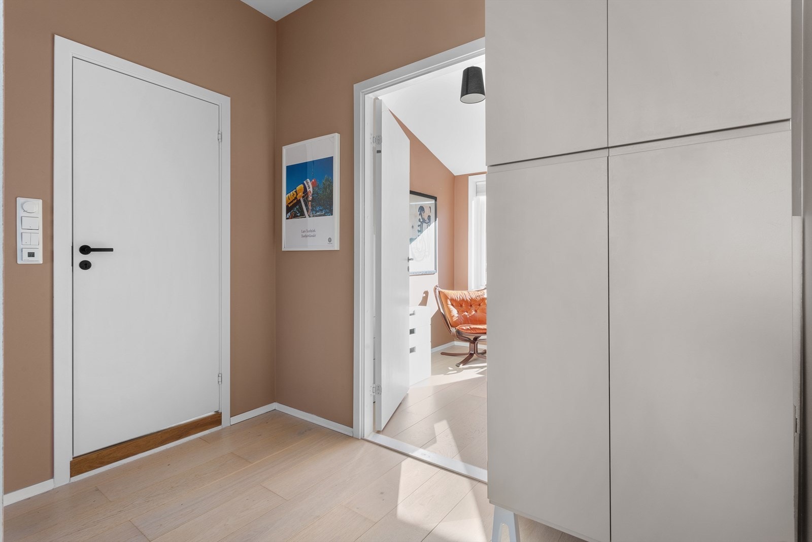 På øvre plan ligger soverommene, badet og mellomgangen hvor det er et ekstra garderobeskap. Galleribilde