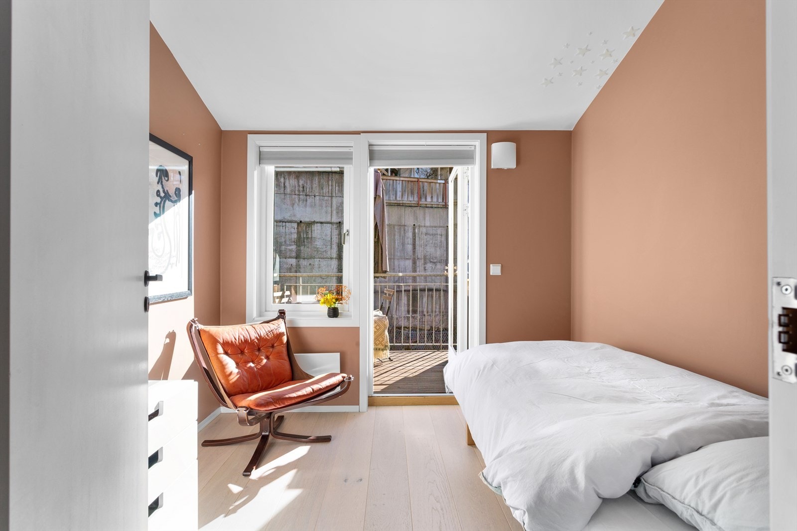 Etasjen har skråtak med veldig god takhøyde og er gjennomgående med lys fra to sider i tillegg til flere overlysvinduer i taket. Galleribilde