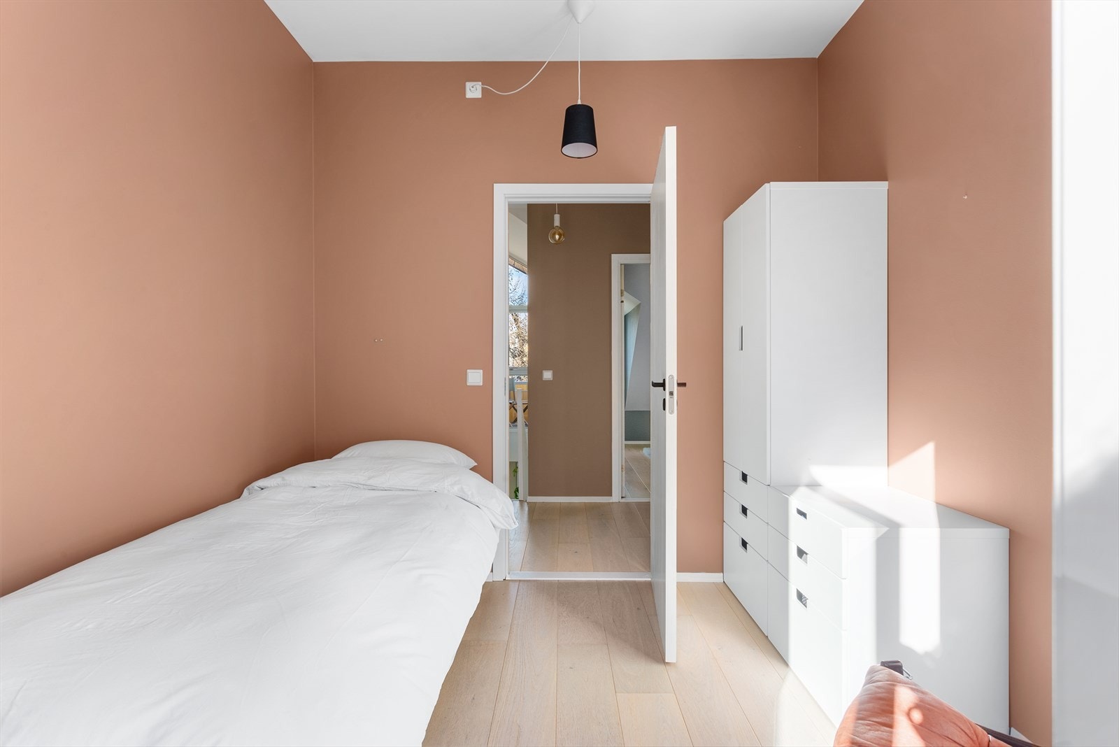 Soverom 2 har utgang til en romslig balkong. Galleribilde