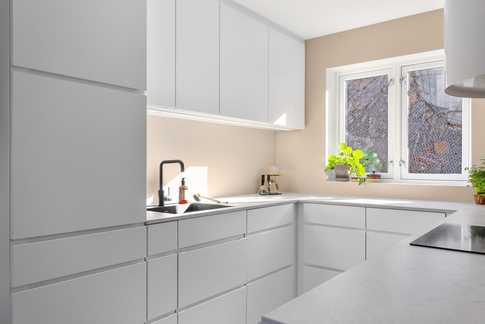 Stue og kjøkken har fint gjennomgående lys. Det er god plass for spisebord foran kjøkkenet. Galleribilde