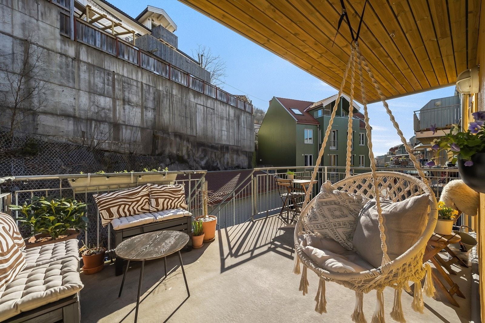 Uteplass foran inngangspartiet. Galleribilde