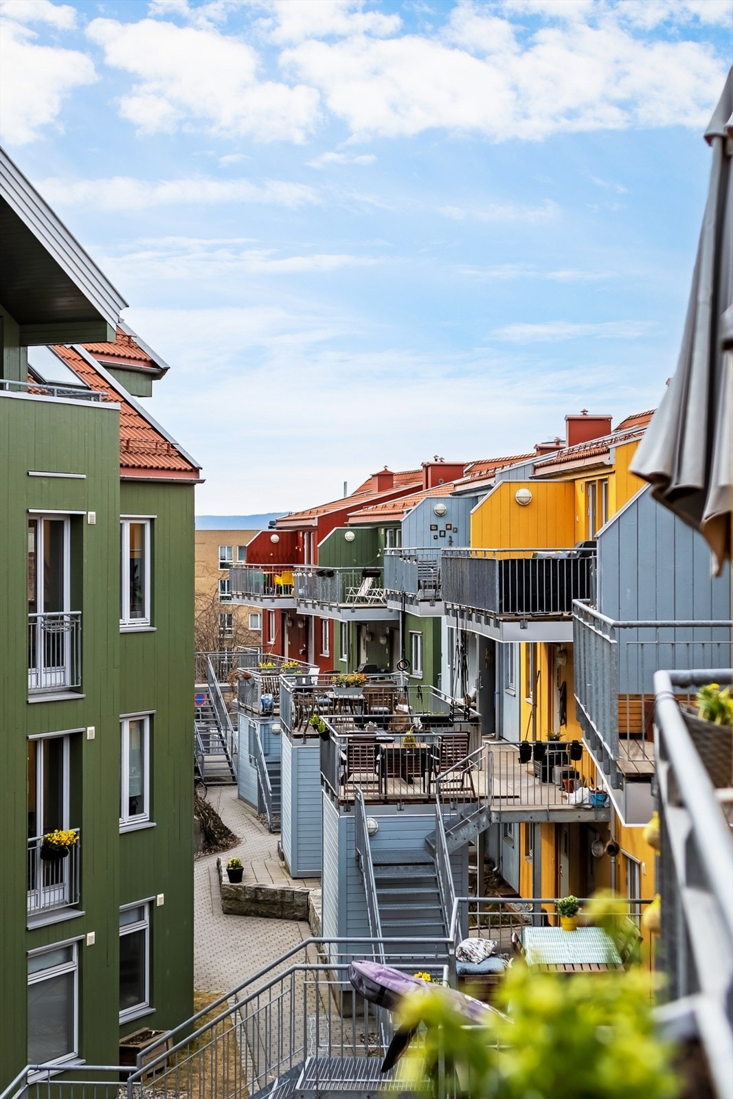 Borettslaget består av fargerike rekkehus med et småbarnsvennlig og skjermet tun samt eget underjordisk garasjeanlegg. Galleribilde