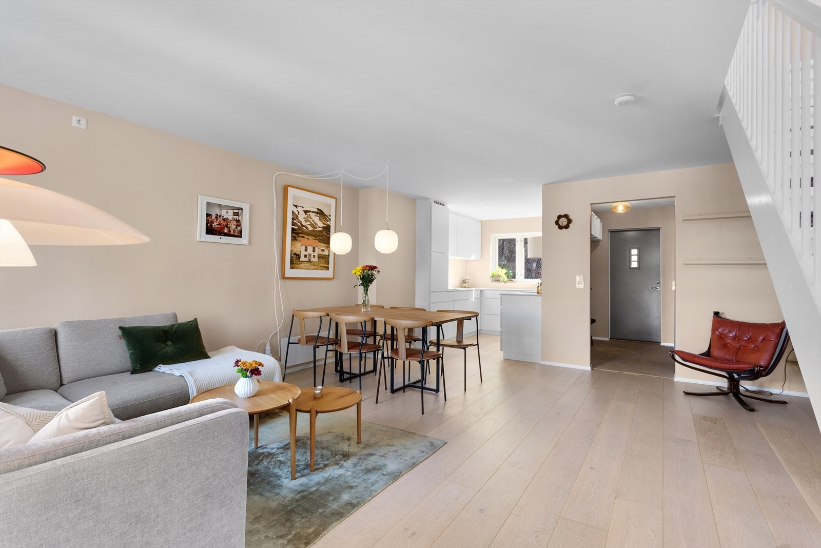 Kjøkkenet og utplassen i front har sol fra morgen og gjennom hele dagen, og det er enkelt å ta måltidene ut i sommersolen. Galleribilde