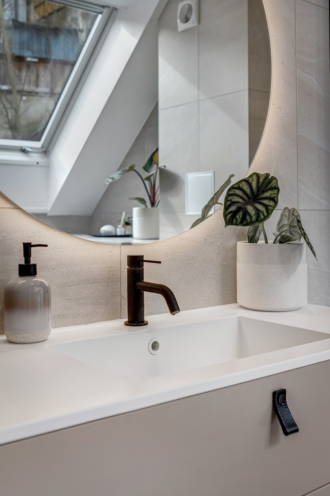 Lekre fliser, stilren og dekorativ innredning med fine kontraster. Galleribilde