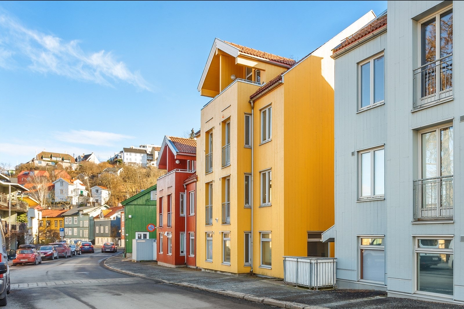 Konows gate har vakker trehusbebyggelse og ligger litt tilbaketrukket samtidig som det er gangavstand til badeplasser, restauranter og folkeliv i Bjørvika. Galleribilde