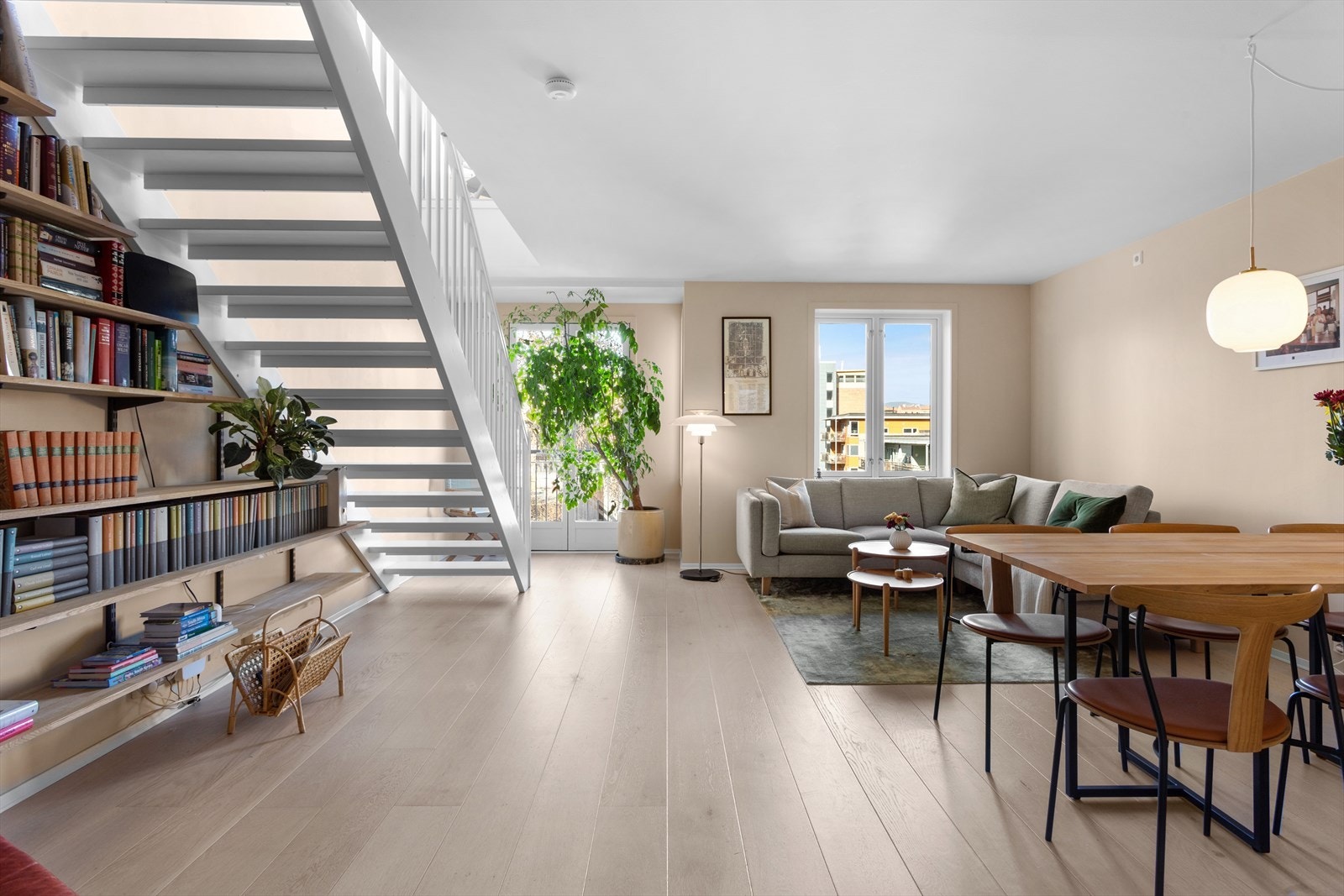 Det er lagt samme lyse en-stavs eikegulv i alle rom, unntatt bad og entré. Galleribilde