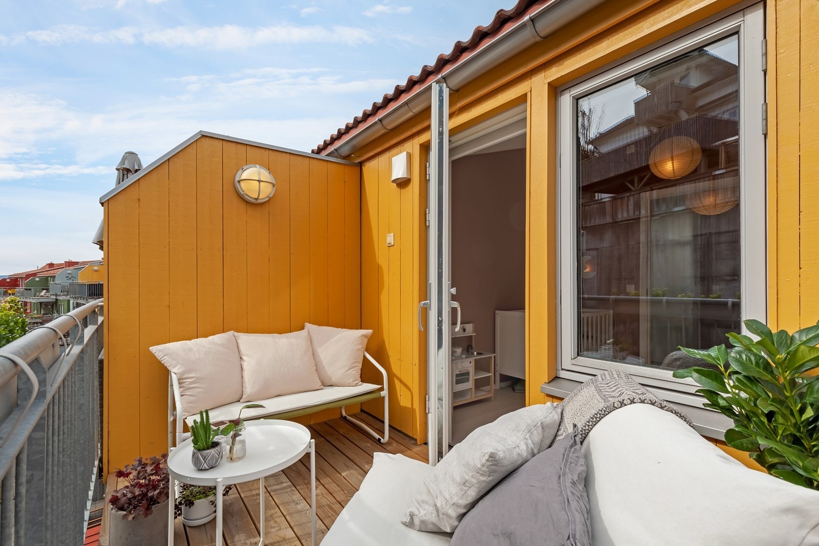 Balkongen i øverste etasje har sol fra morgen til kveld. Galleribilde