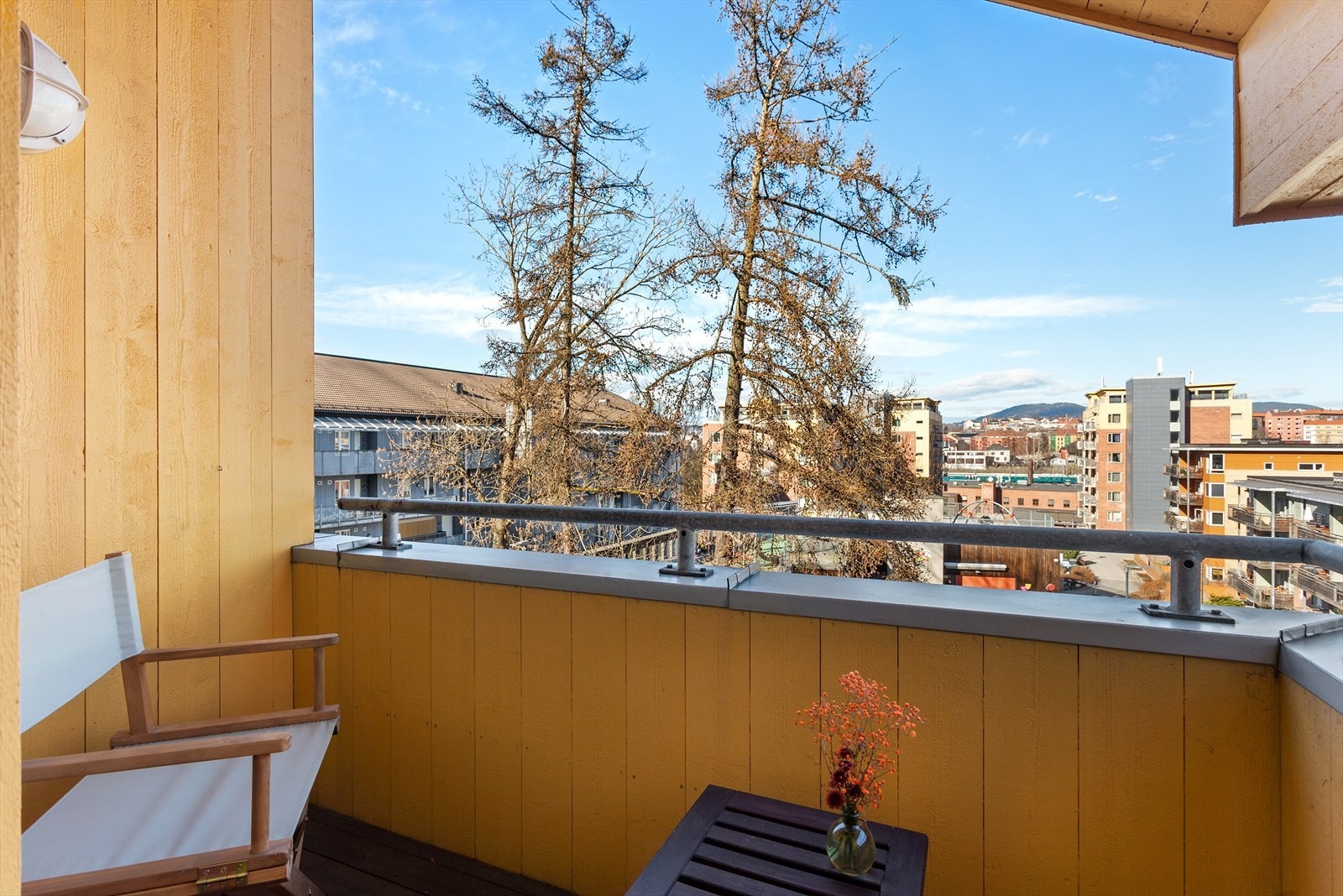 Balkongen utenfor hovedsoverommet er en god plass å trekke seg tilbake for alenetid. Galleribilde