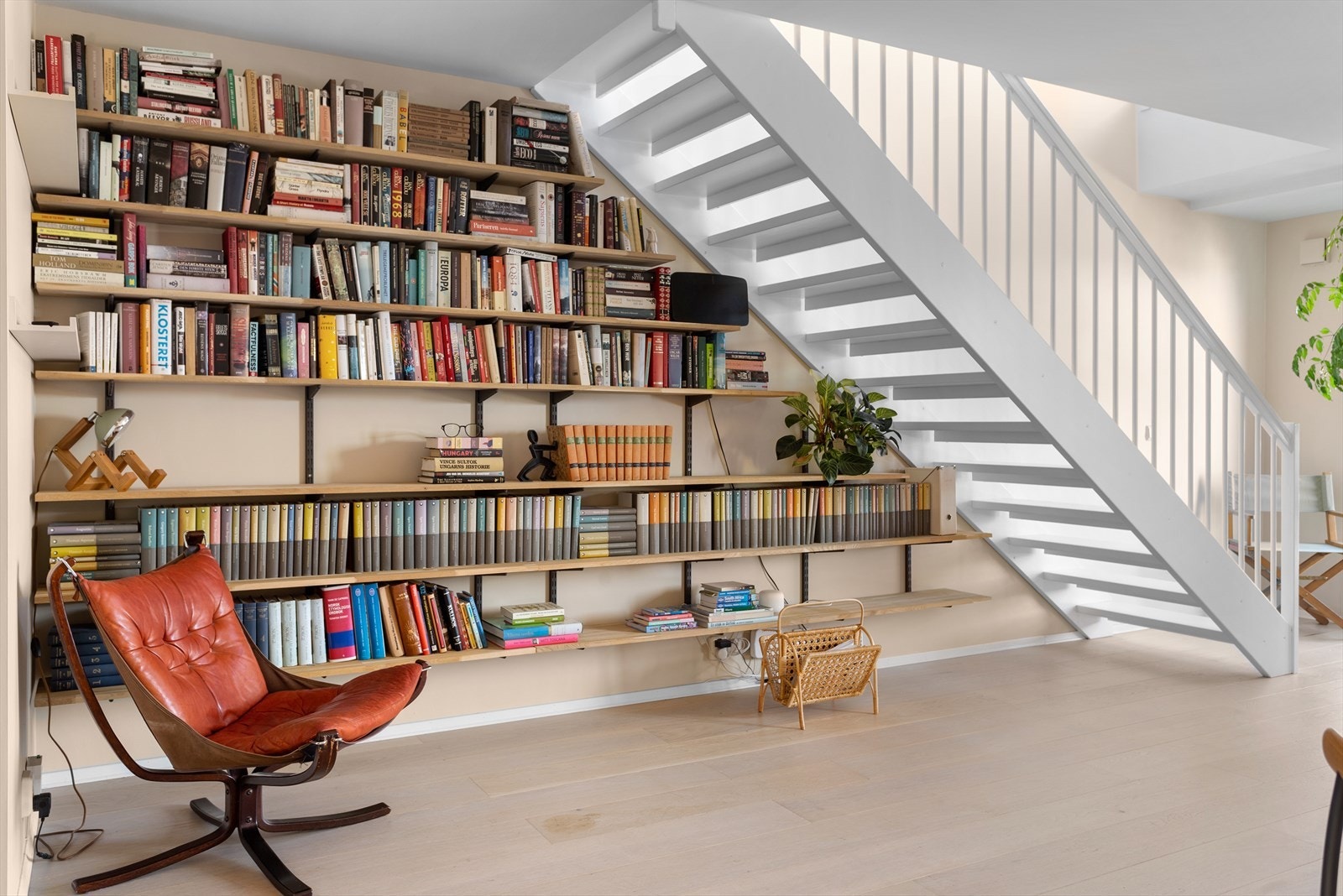 En lekker hylleløsning under trappen setter sjarm på boligen. Galleribilde