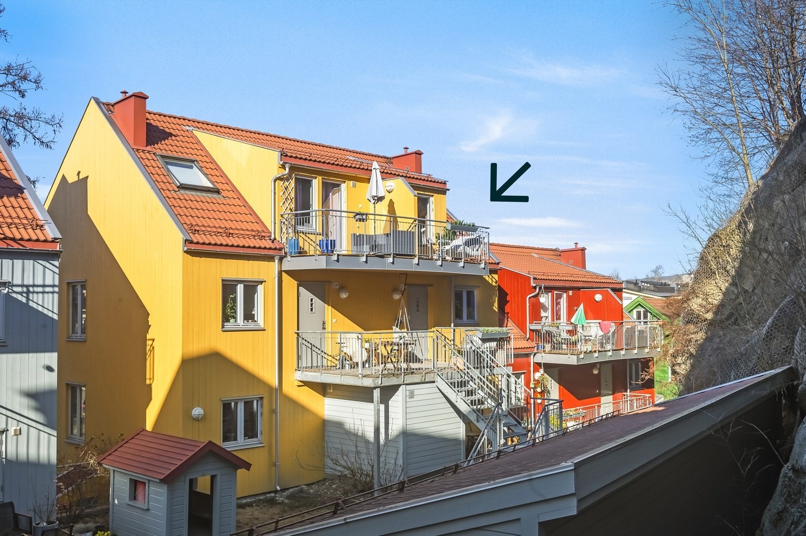 Leiligheten har 3 uteplasser; en terrasse foran inngangspartiet og to balkonger i øverste etasje. Galleribilde