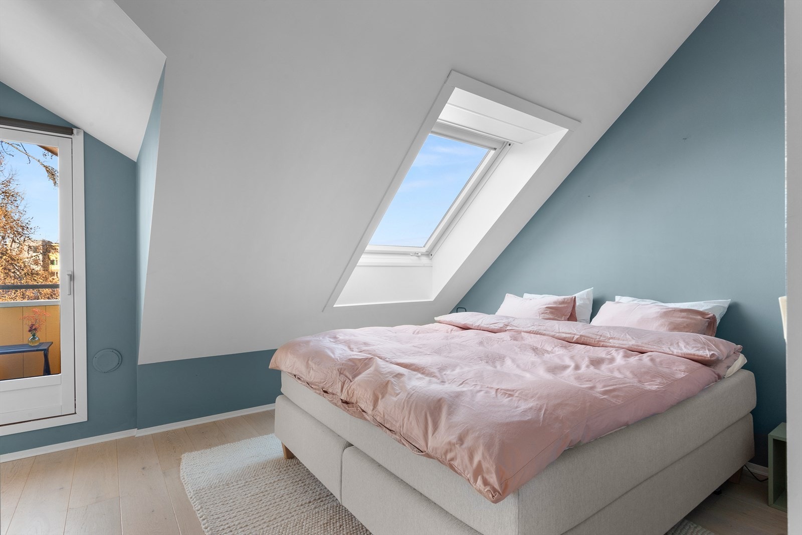 Lyst og herlig hovedsoverom med flott lysinnslipp og utgang til egen balkong med deilig kveldssol. Galleribilde