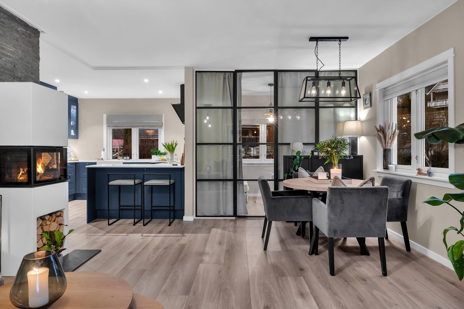 Alle rom ble gipset og malt på nytt i 2018/2019, noe som gir et friskt og moderne preg på boligen med jevne, lyse overflater. Galleribilde