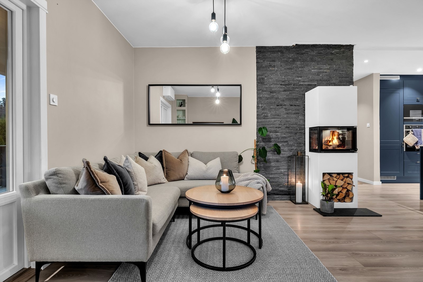 I 2018/2019 ble det installert et koselig ildsted fra Nordpeis, som både varmer godt på kalde dager og gir en lun, hyggelig stemning Galleribilde